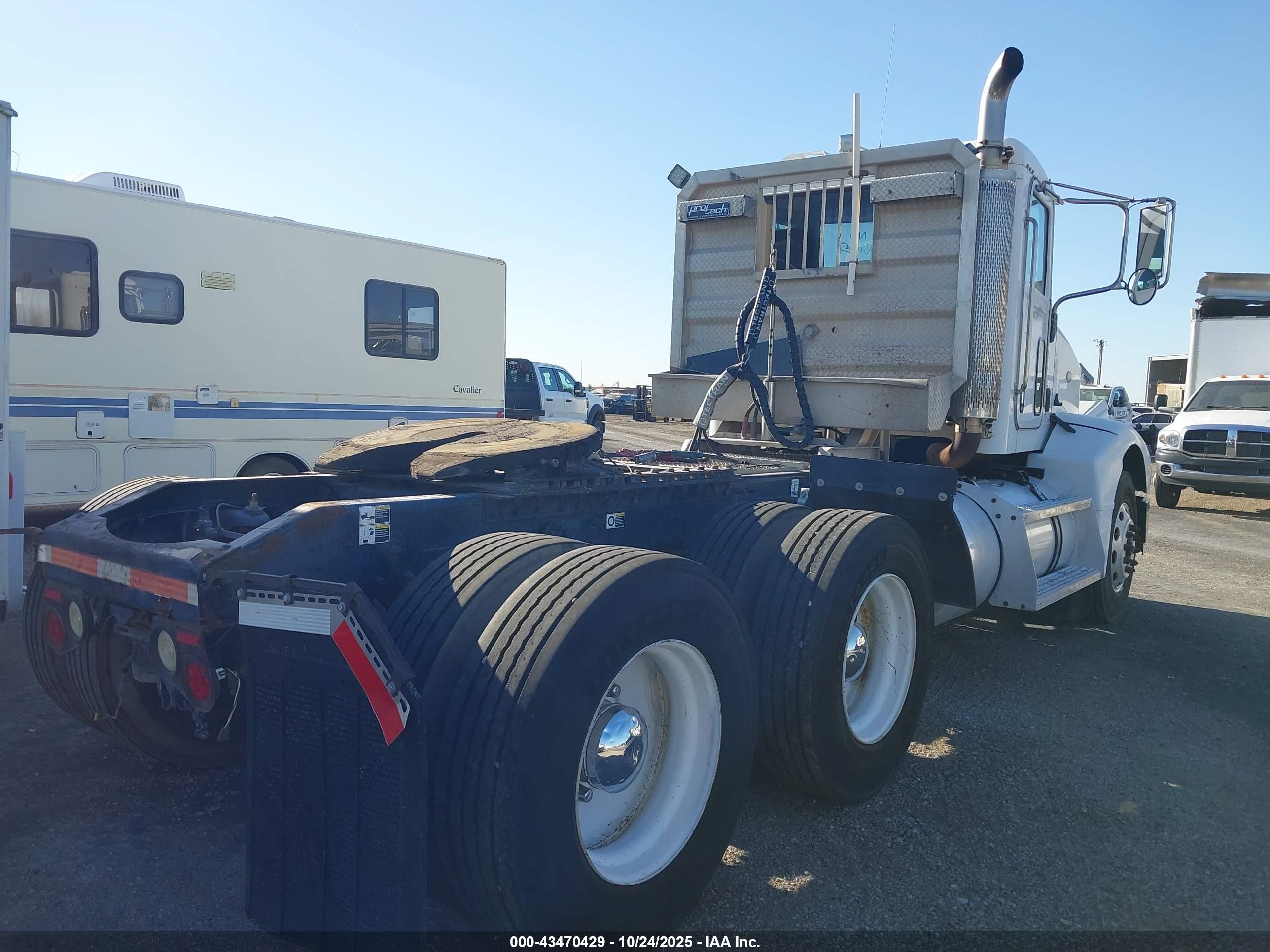 PETERBILT 385 image 4