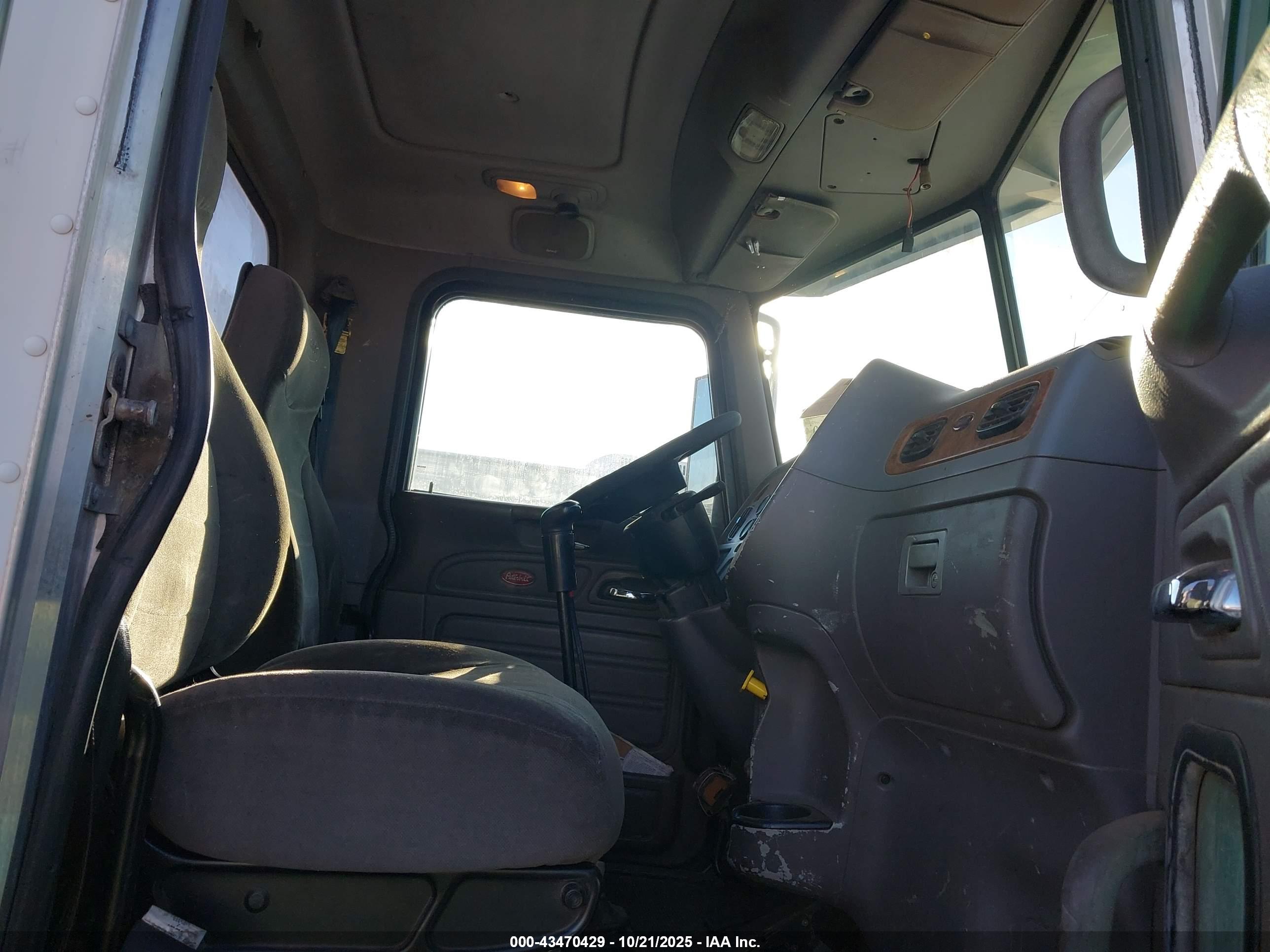 PETERBILT 385 image 8