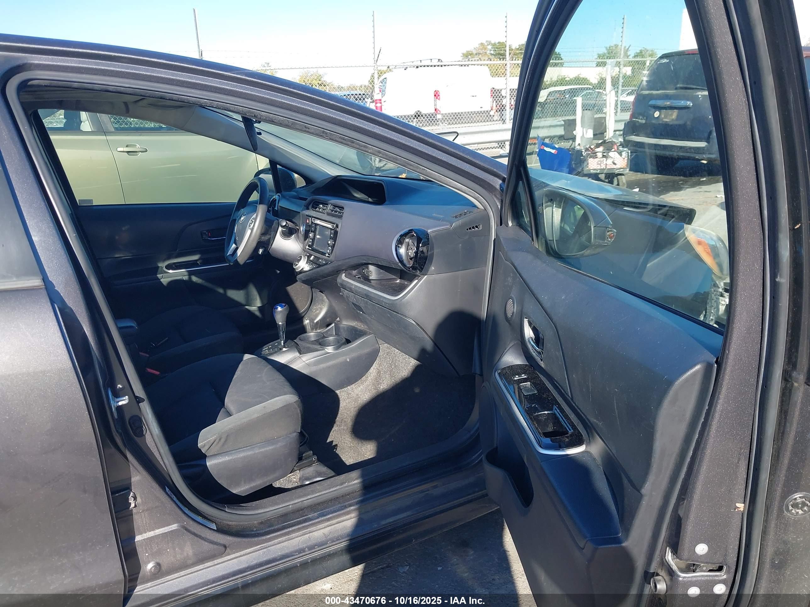 TOYOTA PRIUS image 5