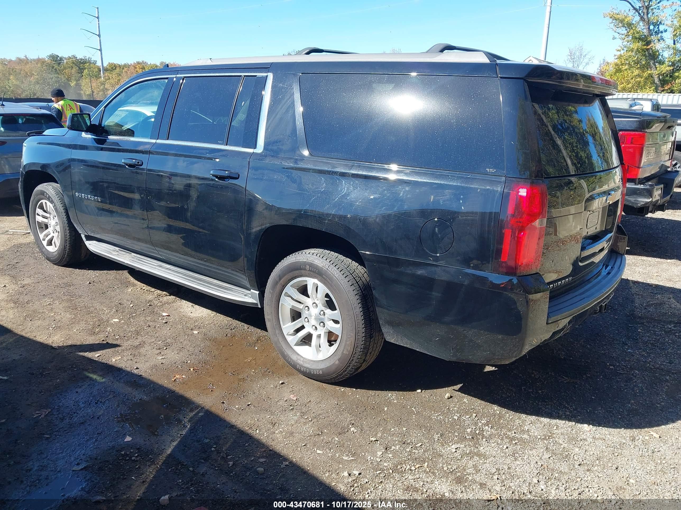 CHEVROLET SUBURBAN image 3