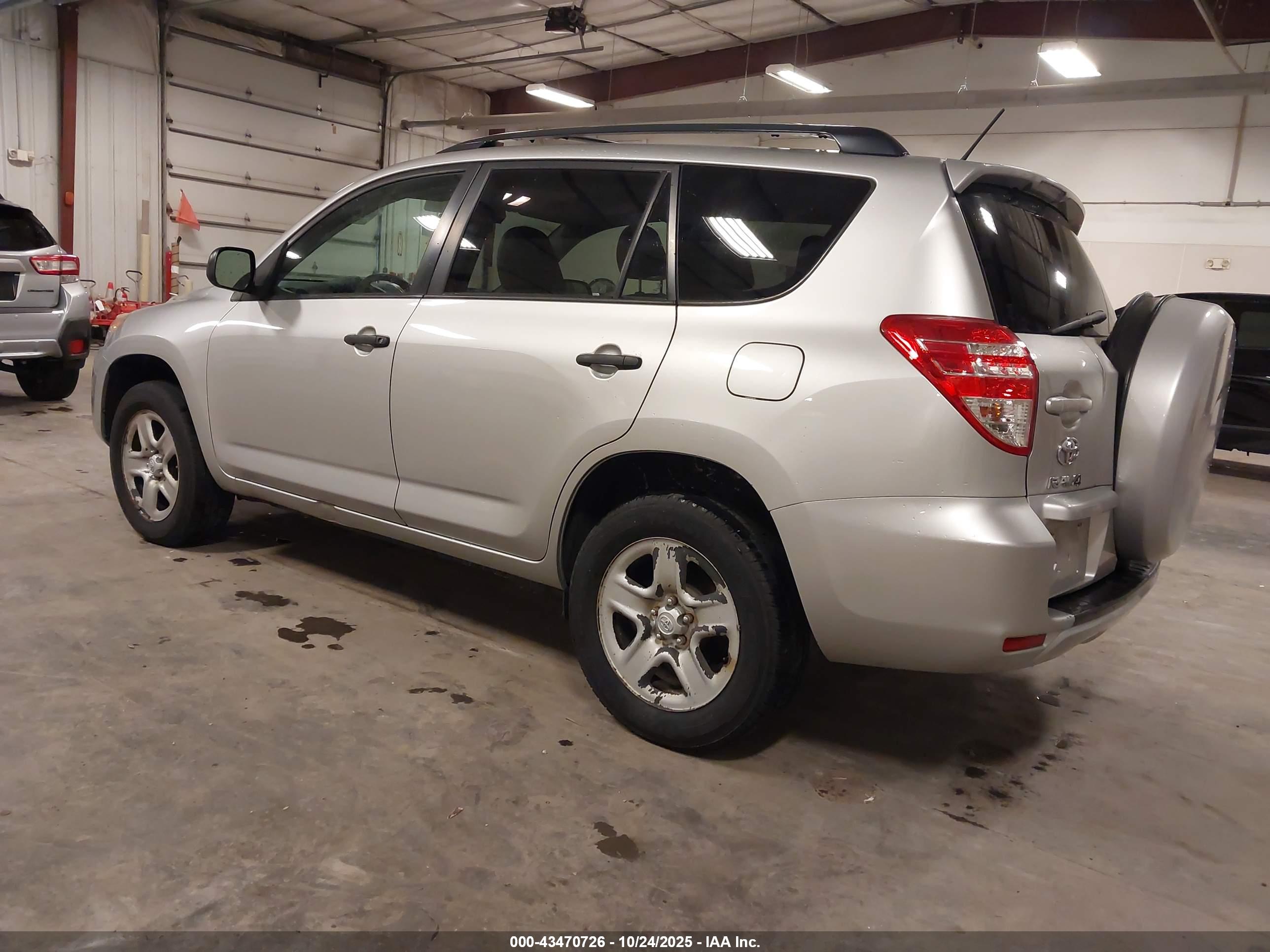 TOYOTA RAV4 image 3