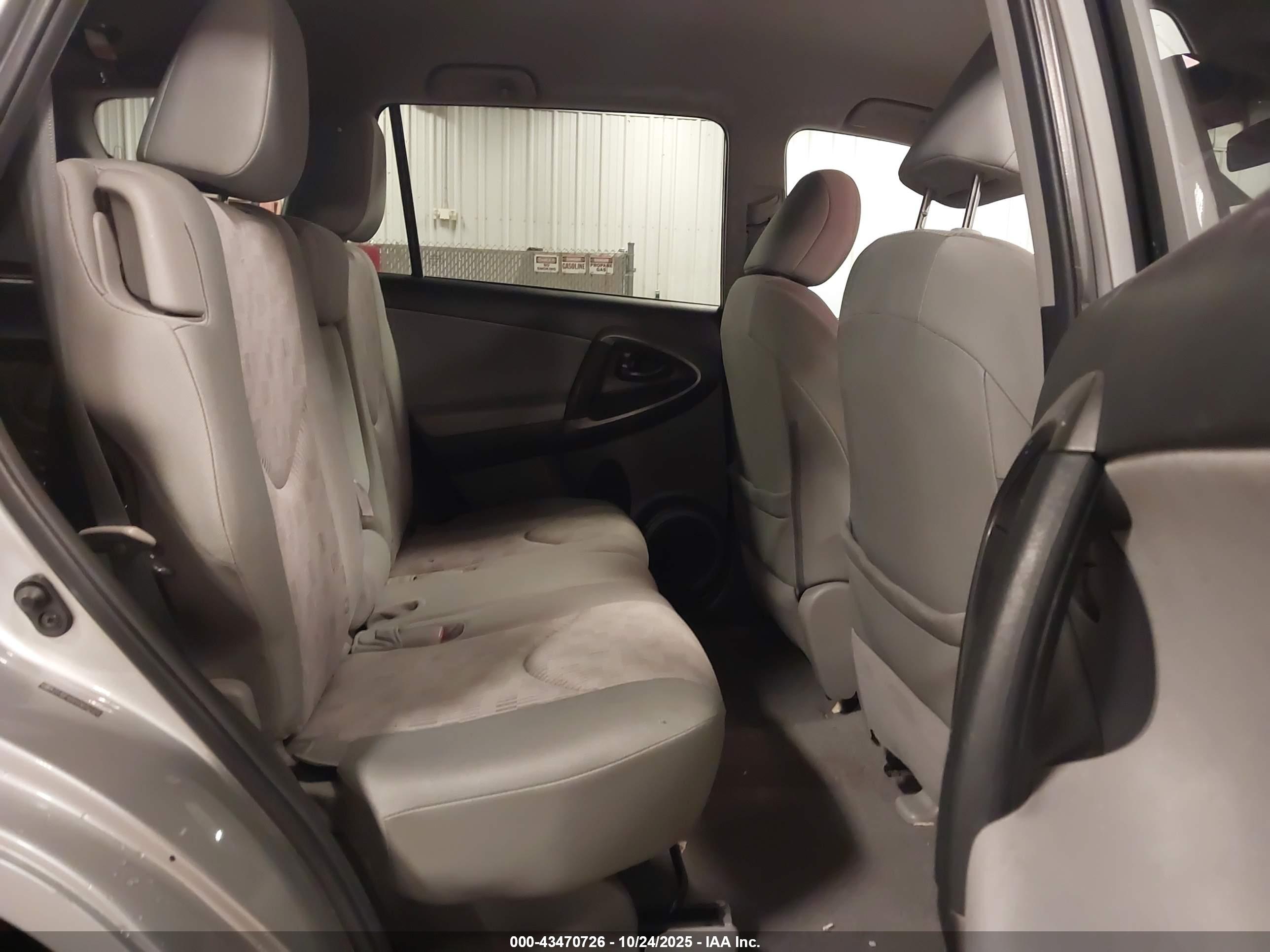 TOYOTA RAV4 image 8