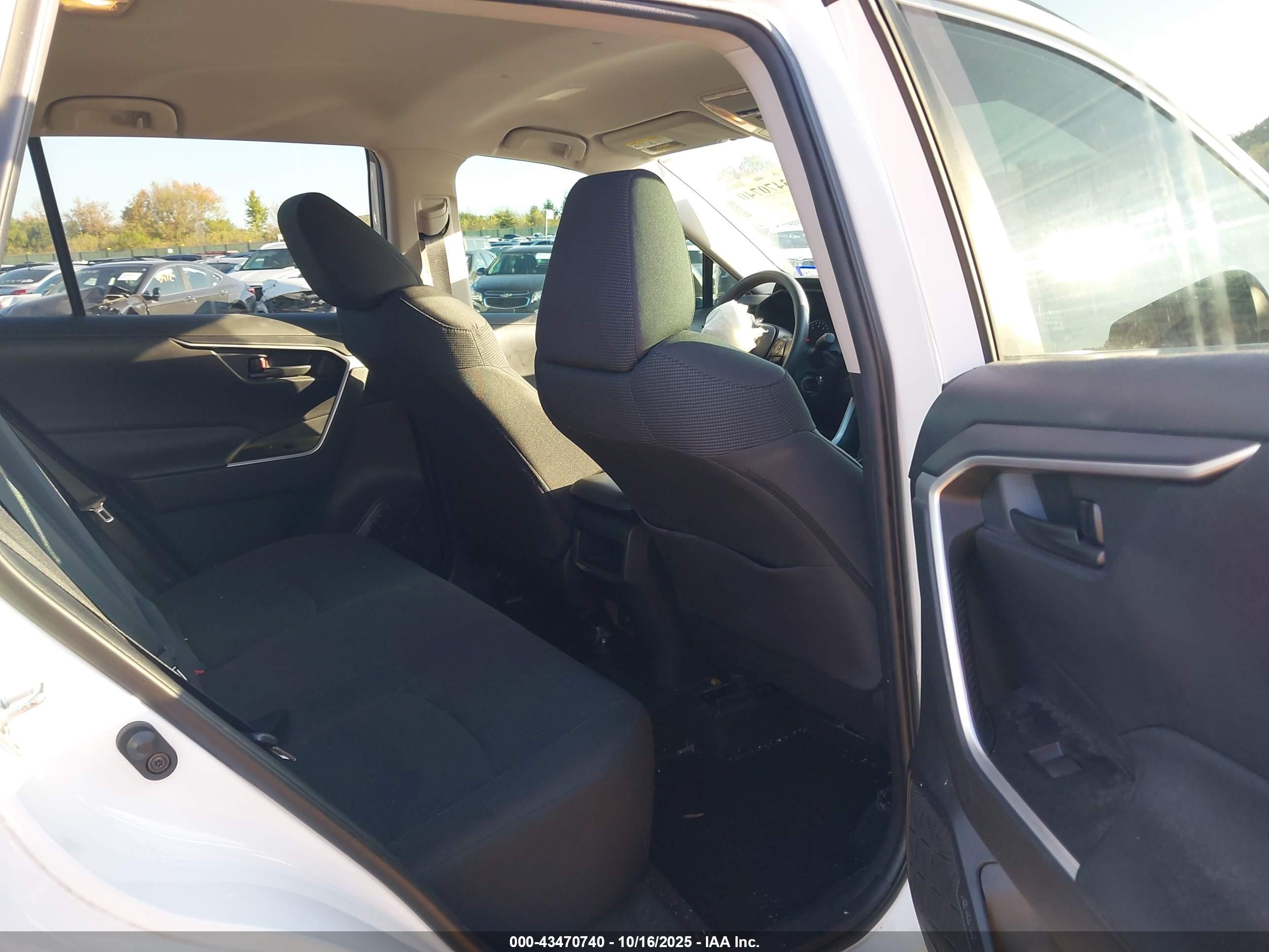 TOYOTA RAV4 image 8