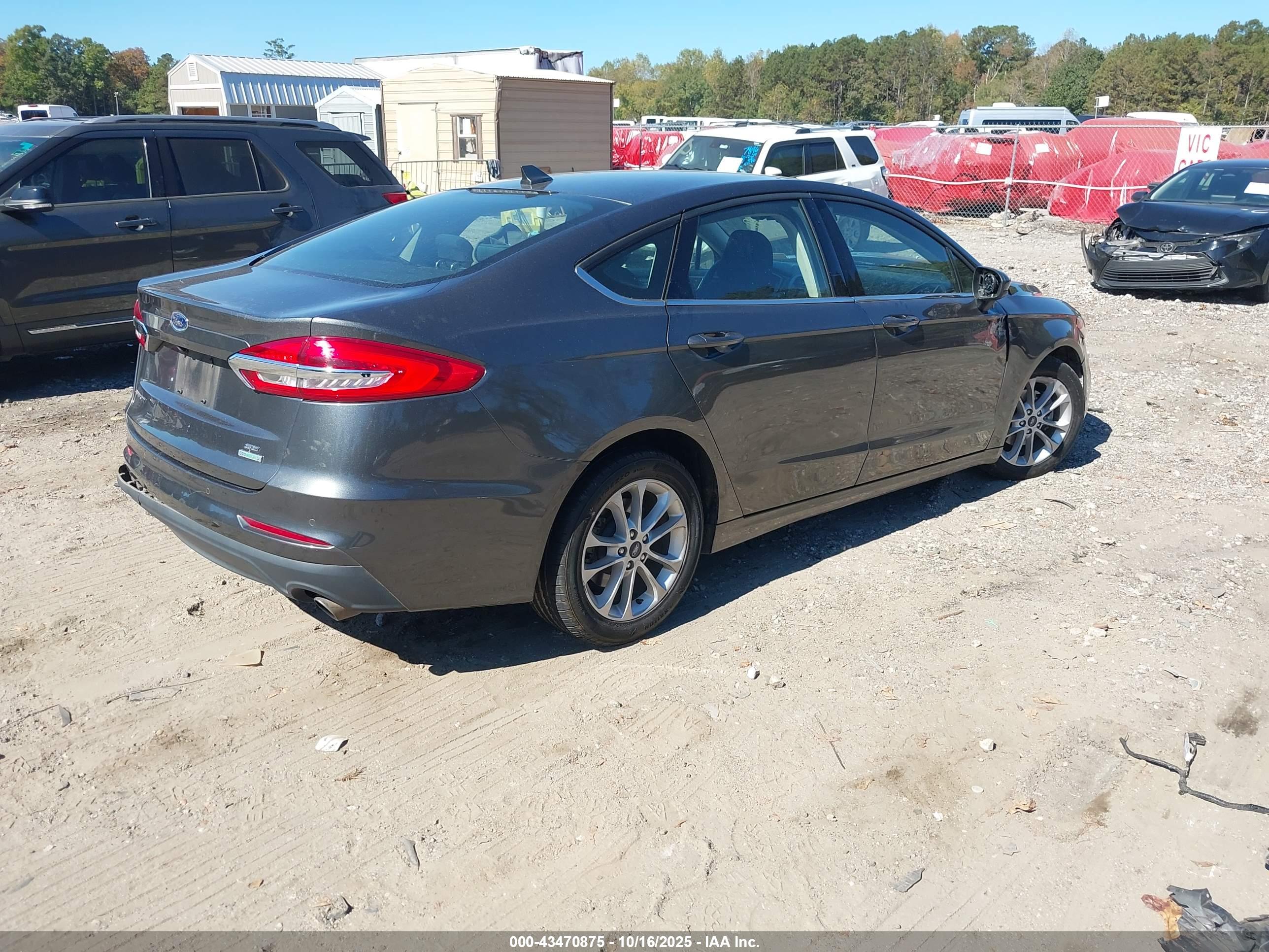 FORD FUSION image 4