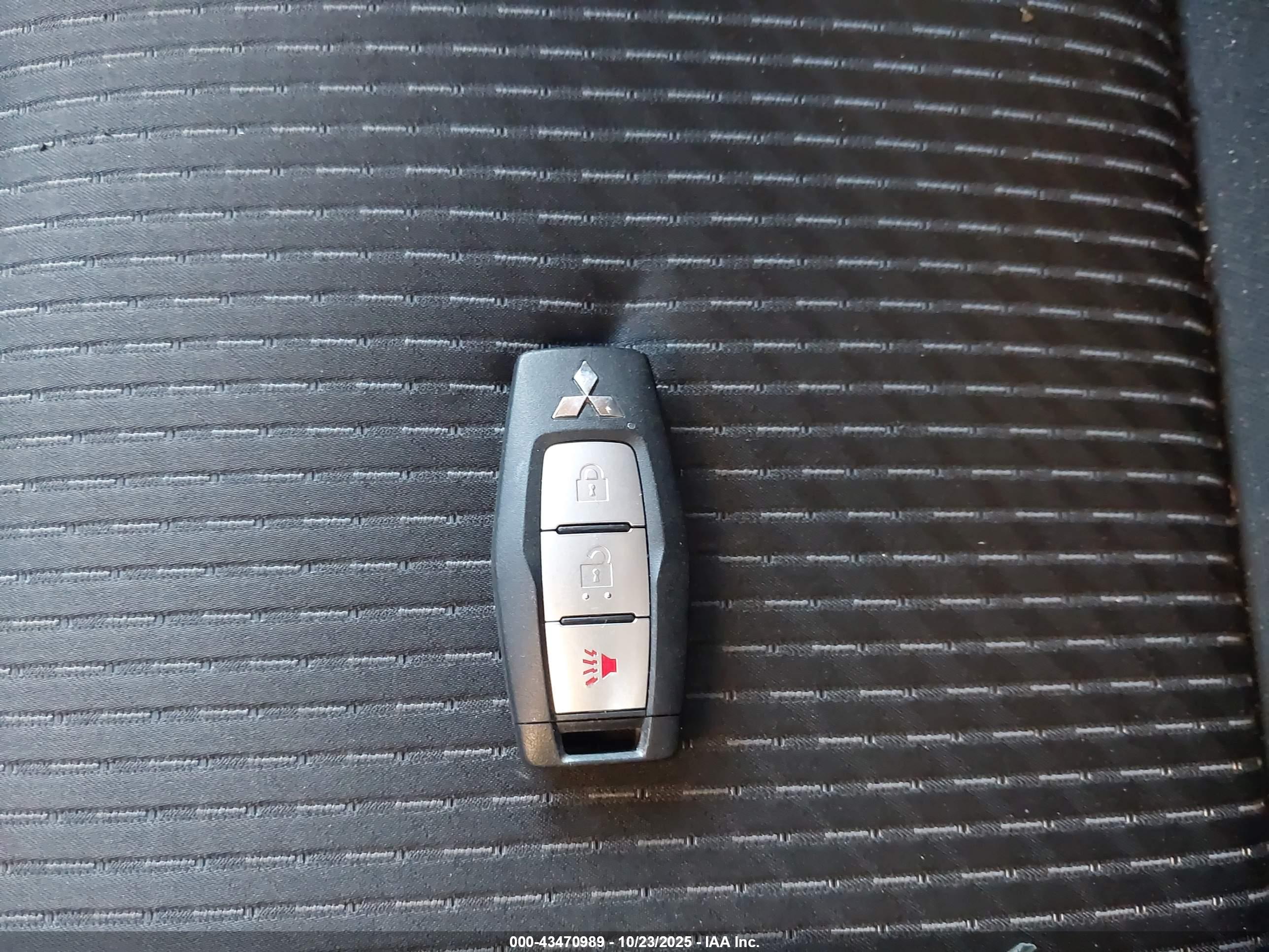 MITSUBISHI OUTLANDER image 11