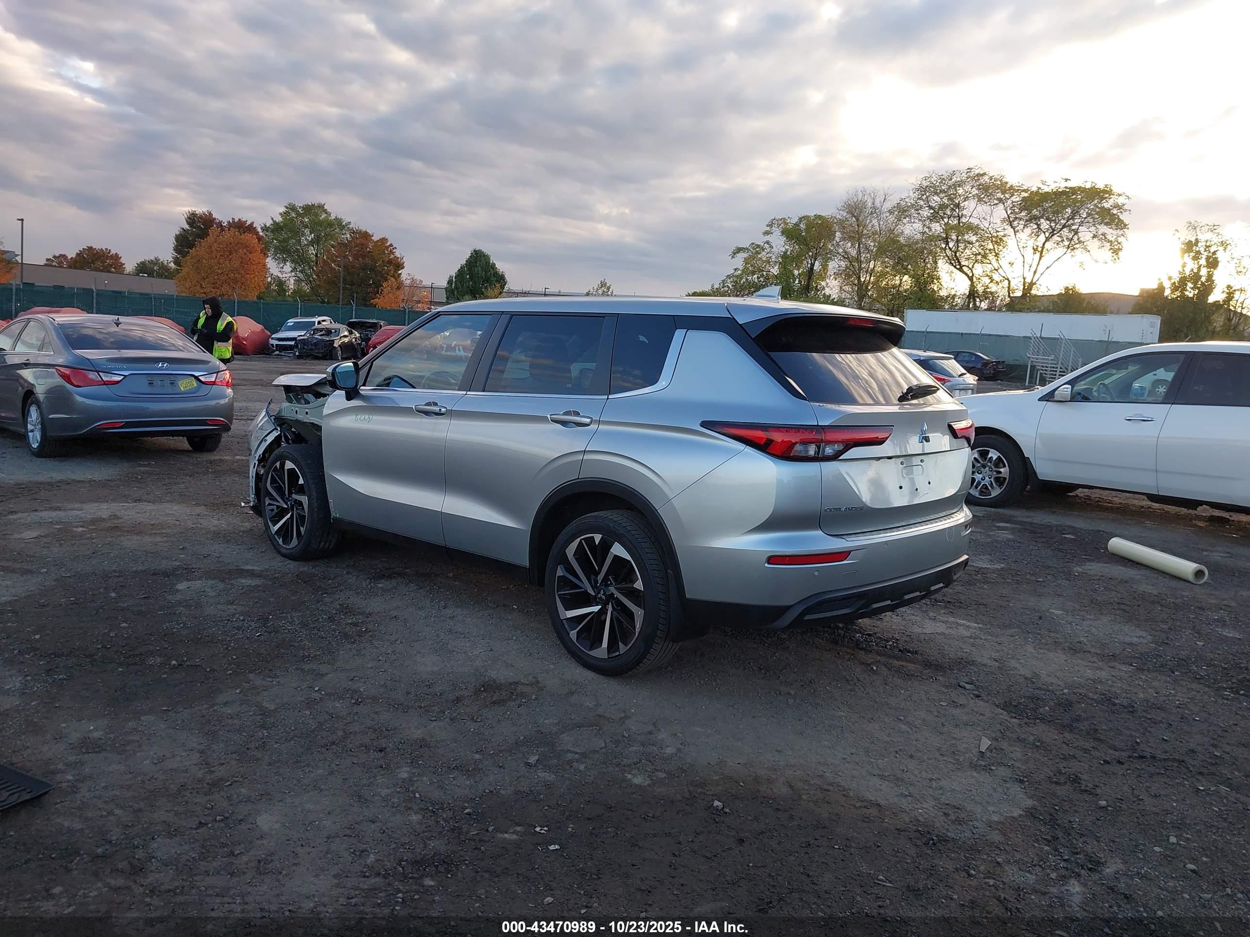 MITSUBISHI OUTLANDER image 3