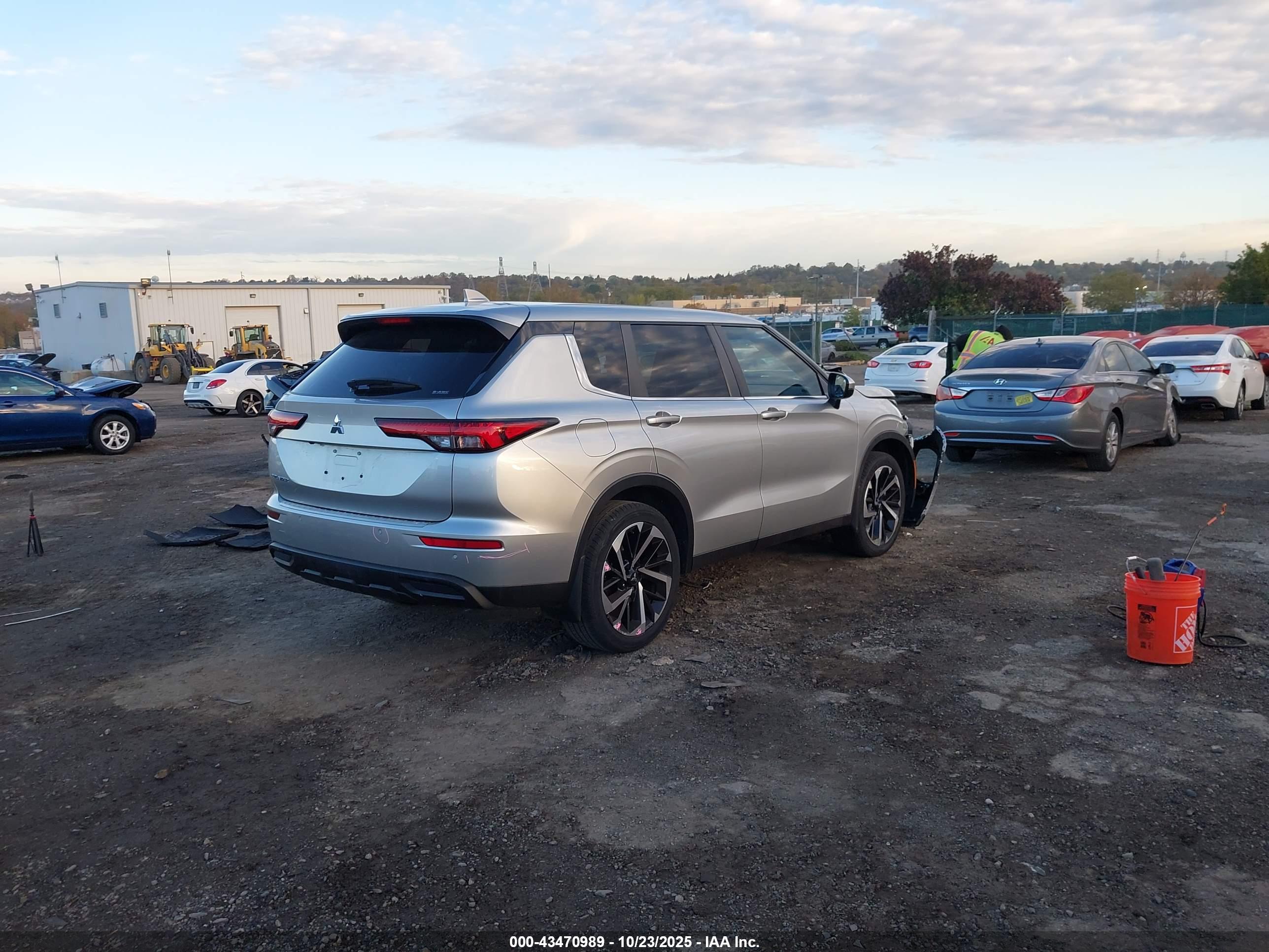 MITSUBISHI OUTLANDER image 4