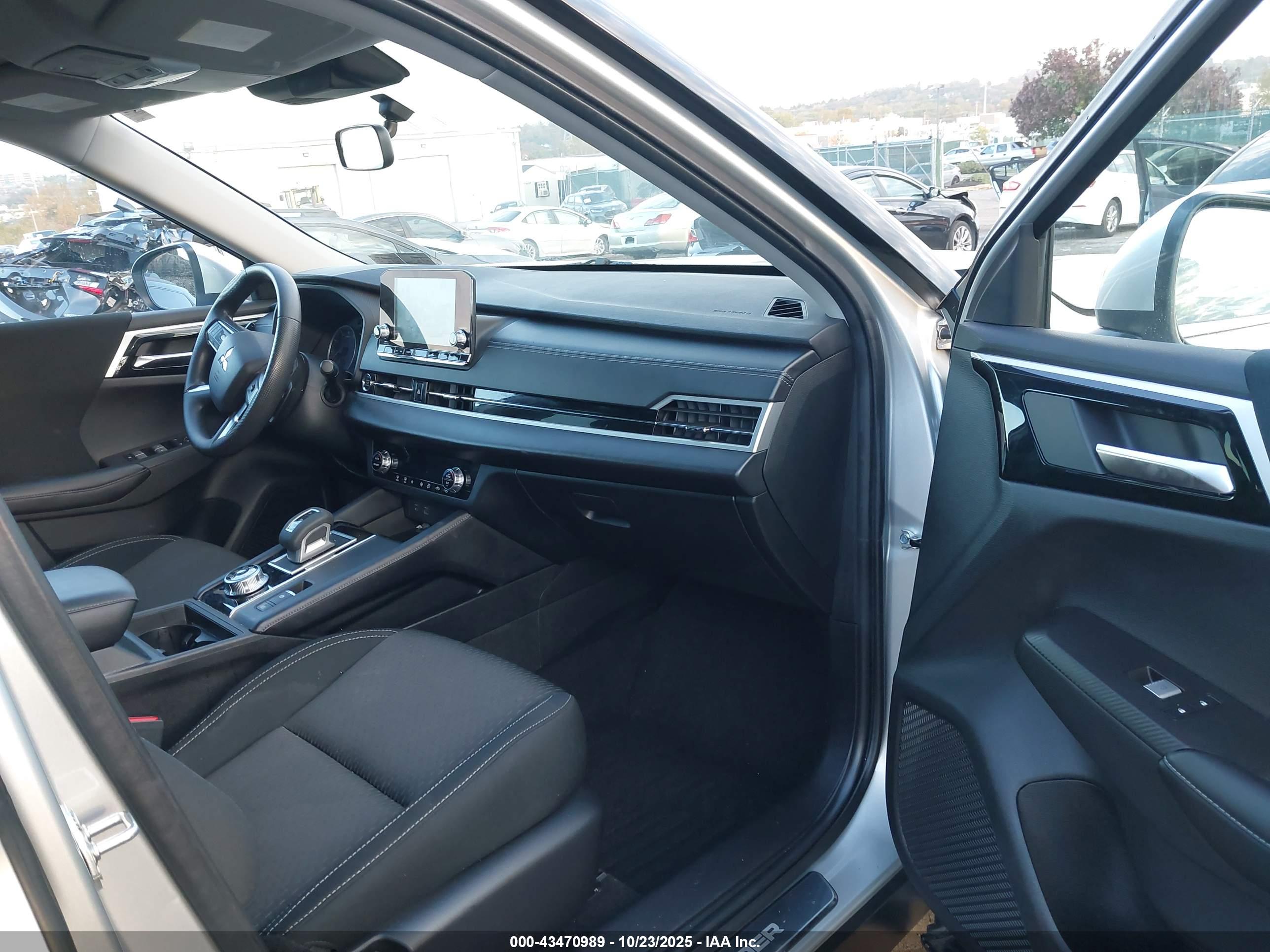 MITSUBISHI OUTLANDER image 5