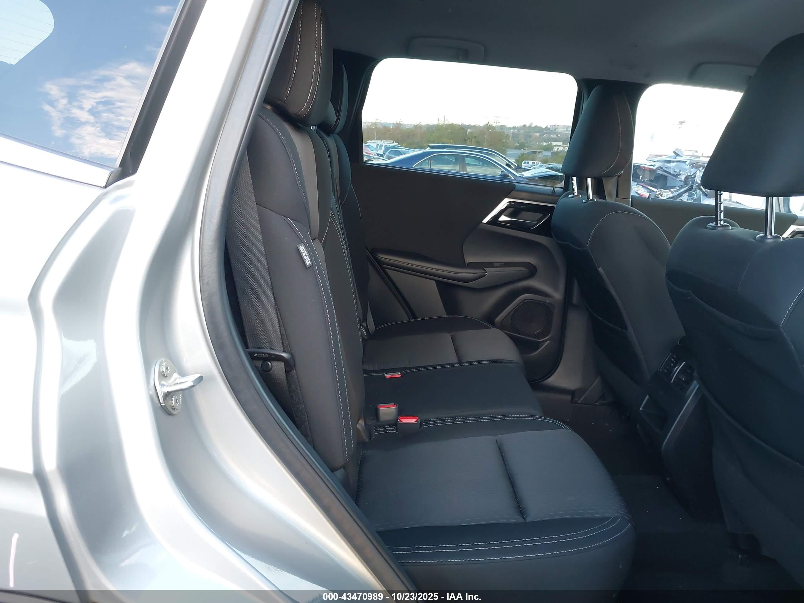 MITSUBISHI OUTLANDER image 8