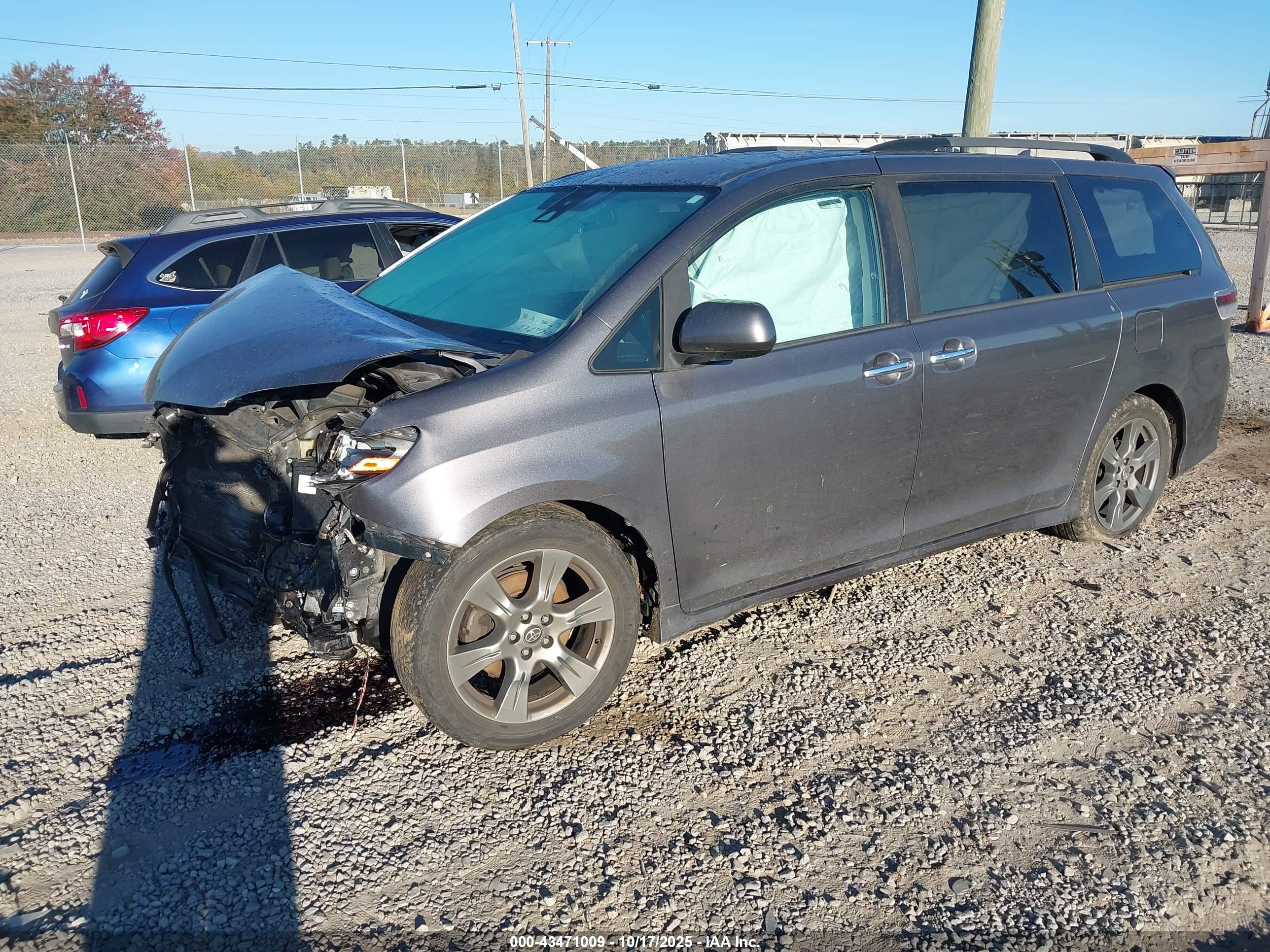 TOYOTA SIENNA image 2