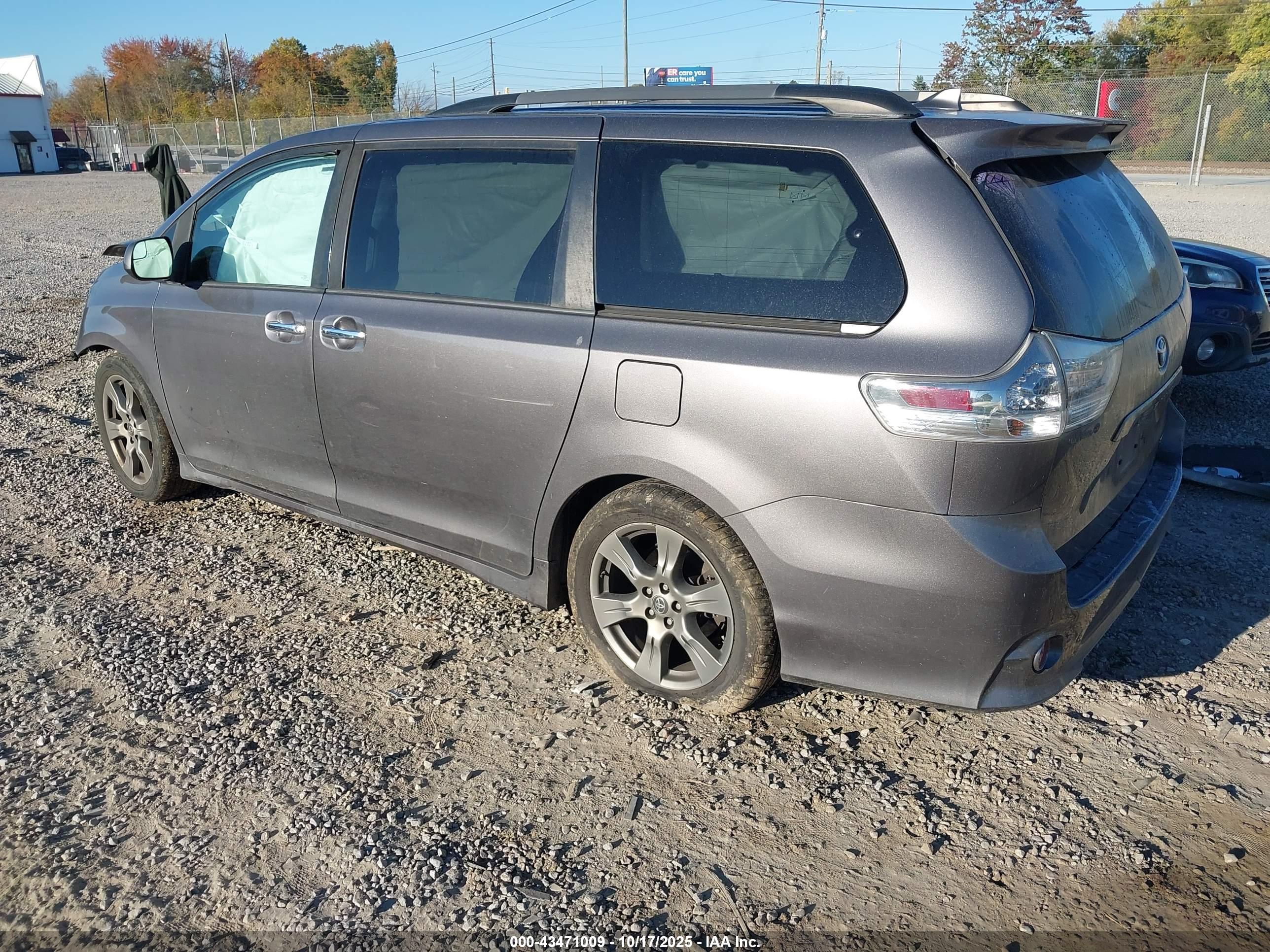 TOYOTA SIENNA image 3