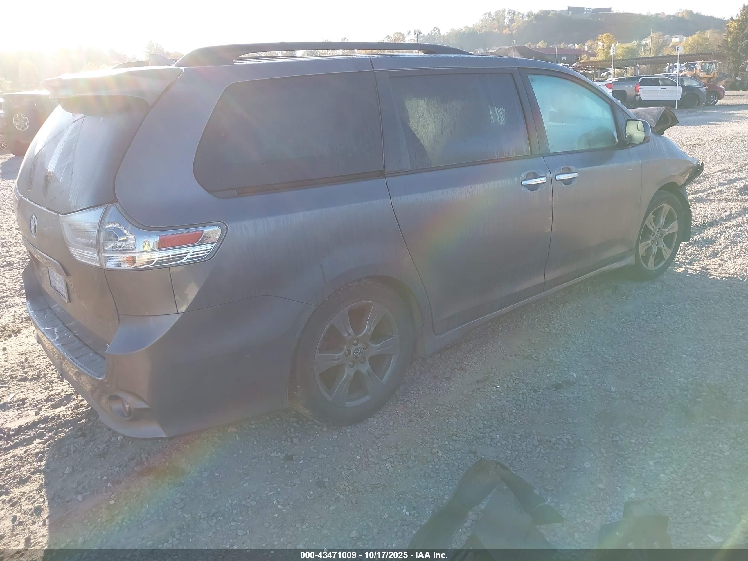 TOYOTA SIENNA image 4