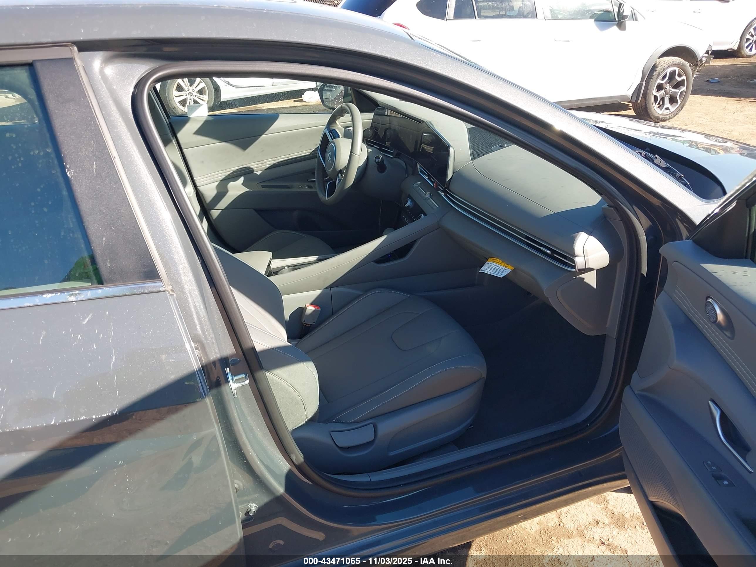 HYUNDAI ELANTRA image 5