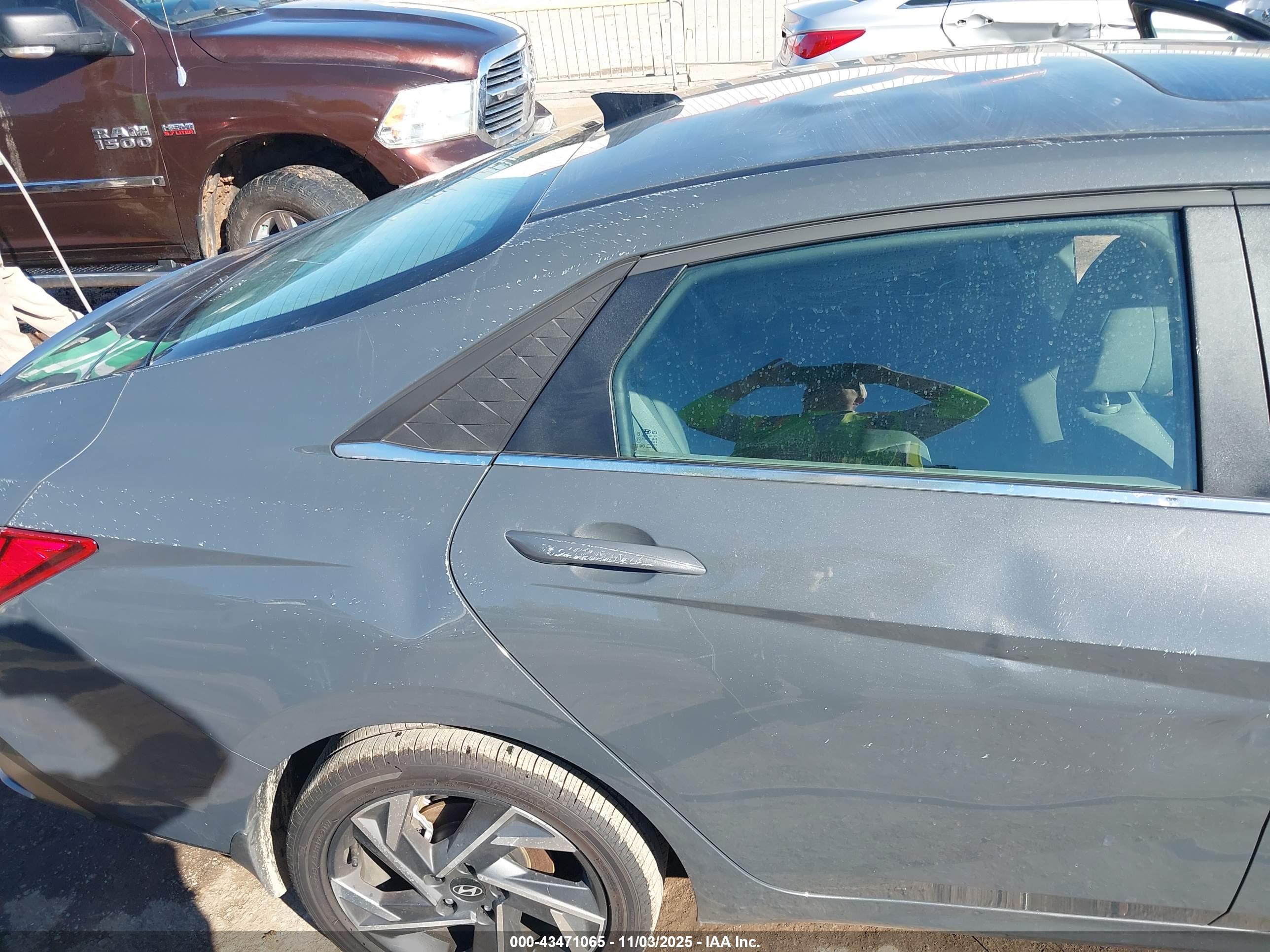 HYUNDAI ELANTRA image 6