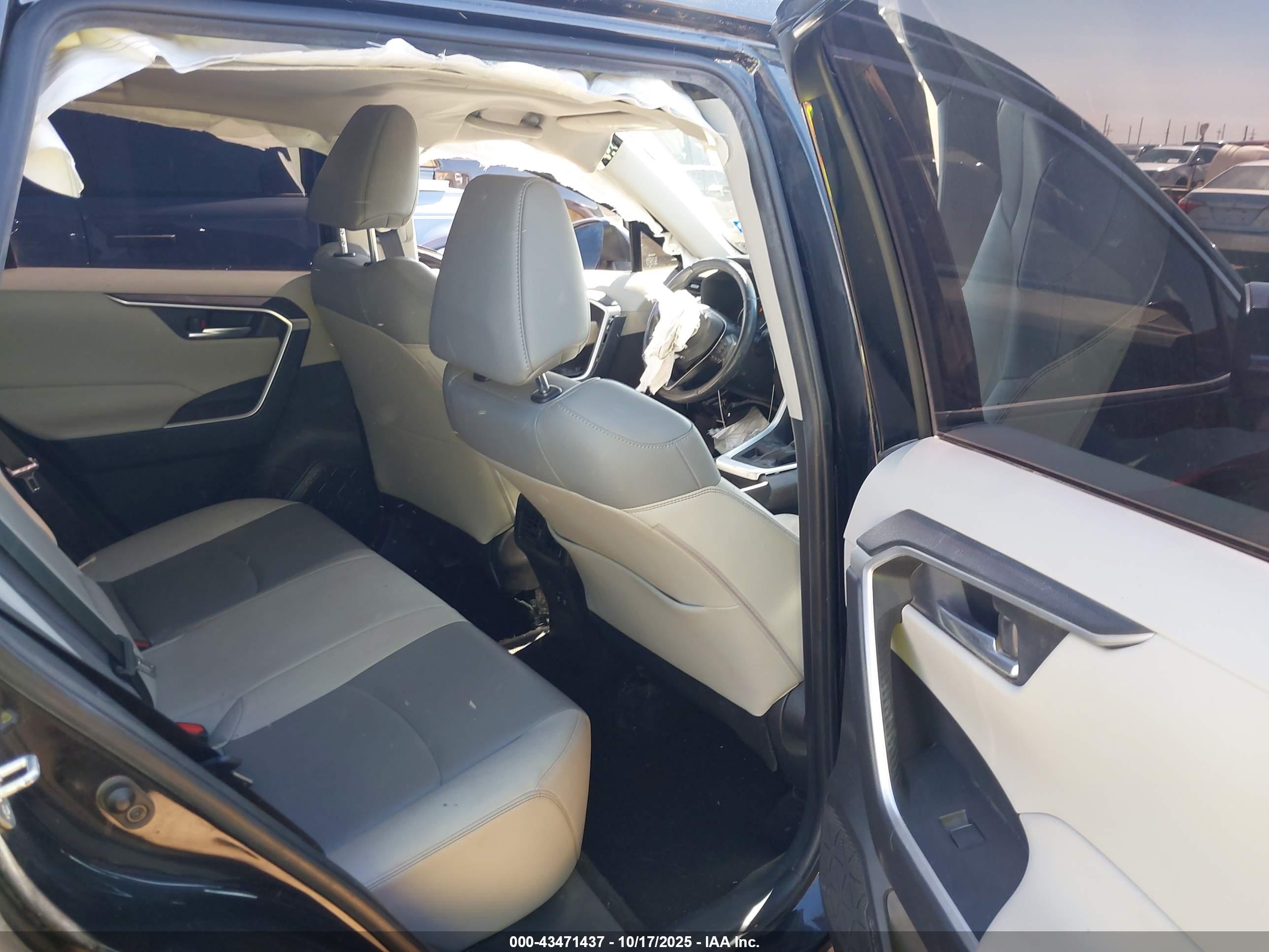 TOYOTA RAV4 image 8