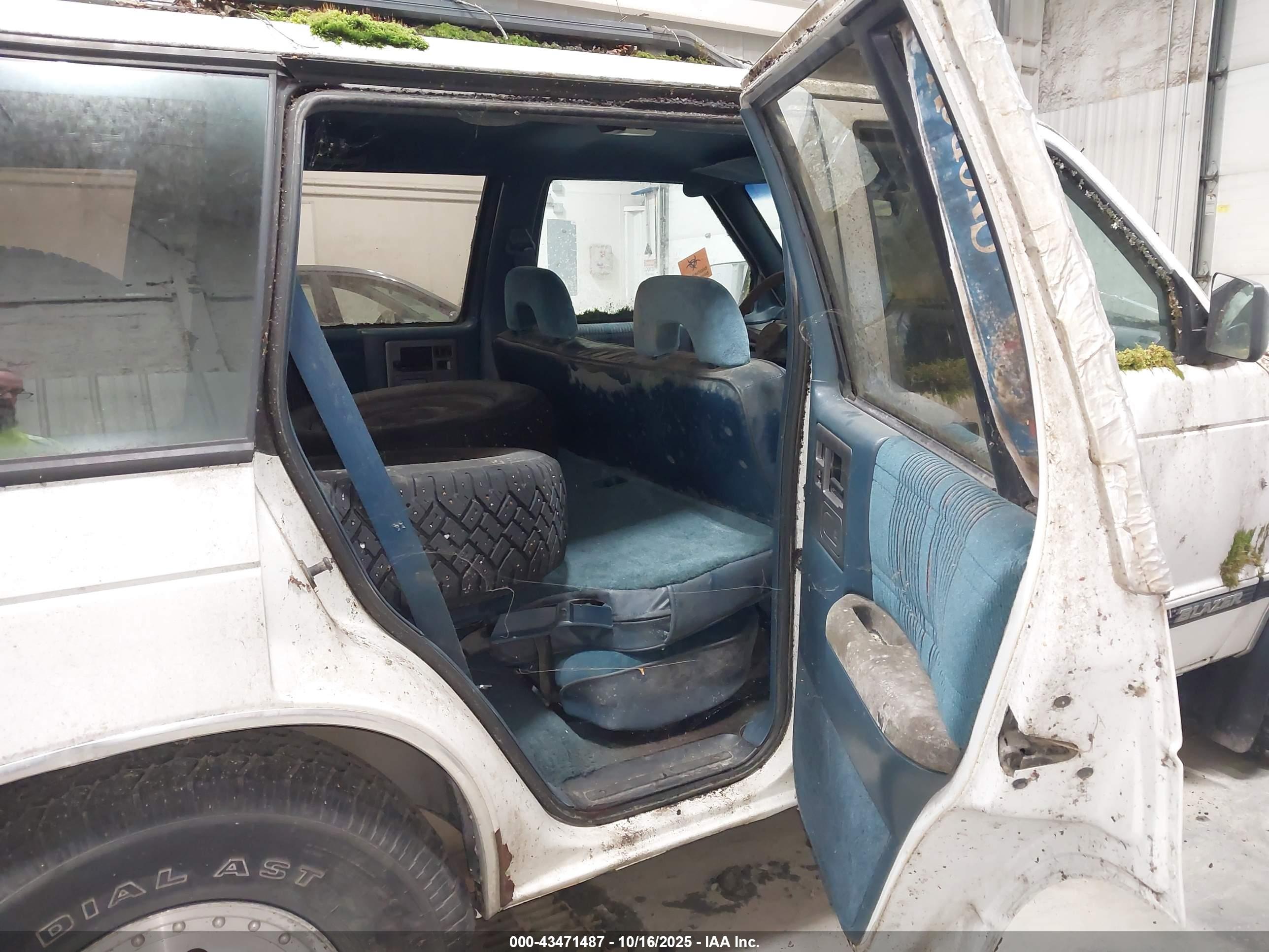 CHEVROLET BLAZER image 8