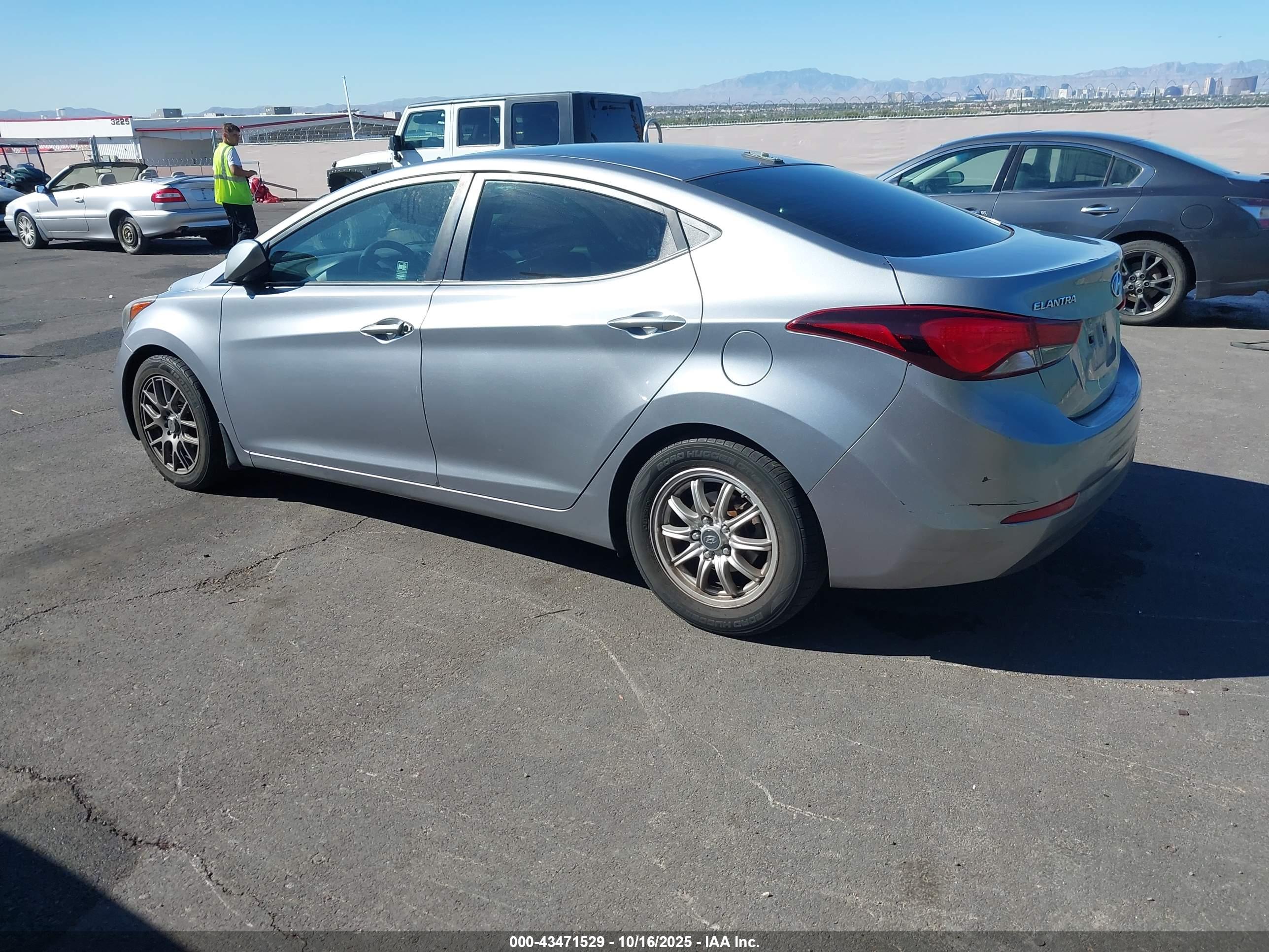 HYUNDAI ELANTRA image 3