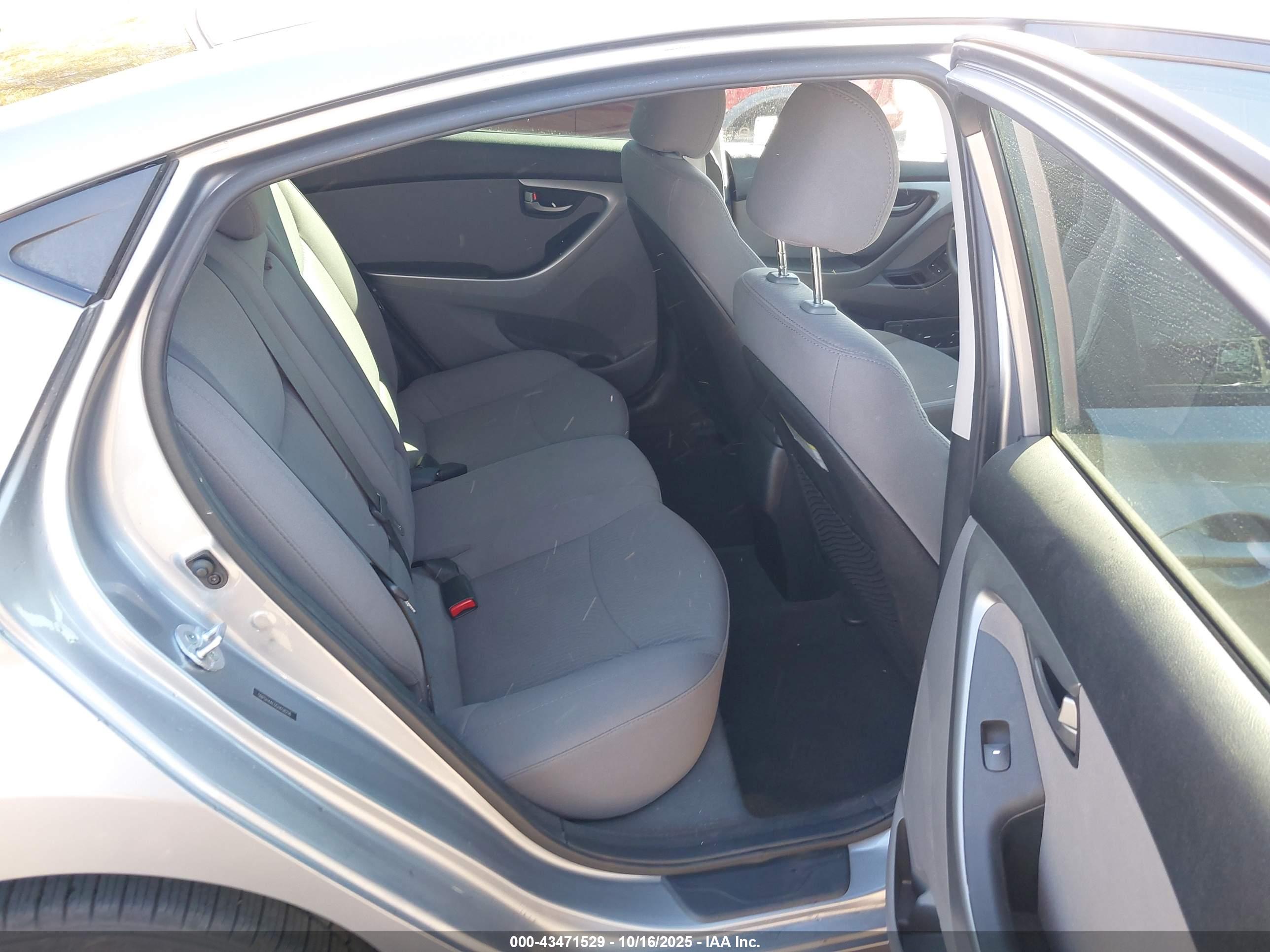 HYUNDAI ELANTRA image 8