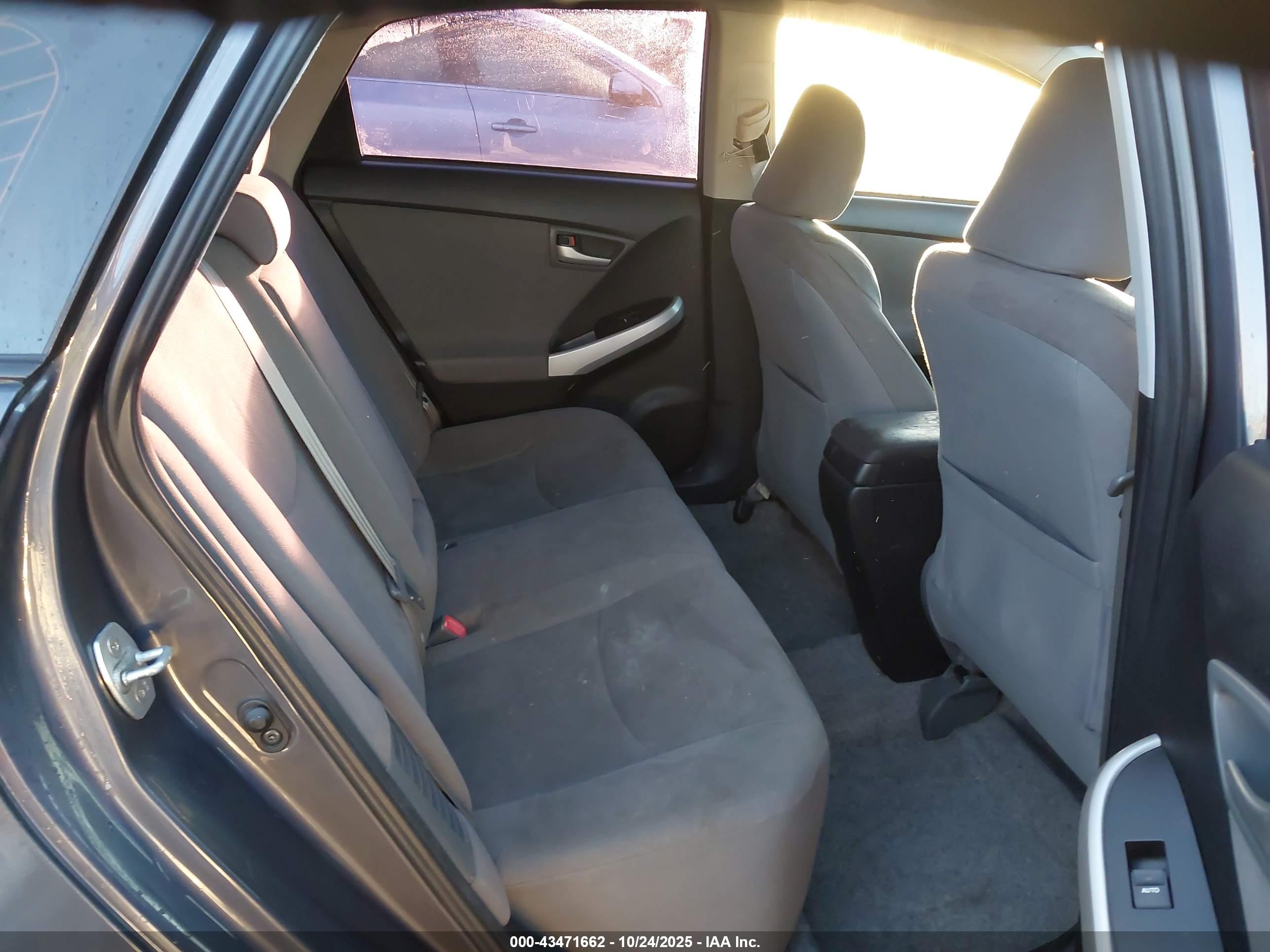 TOYOTA PRIUS image 8