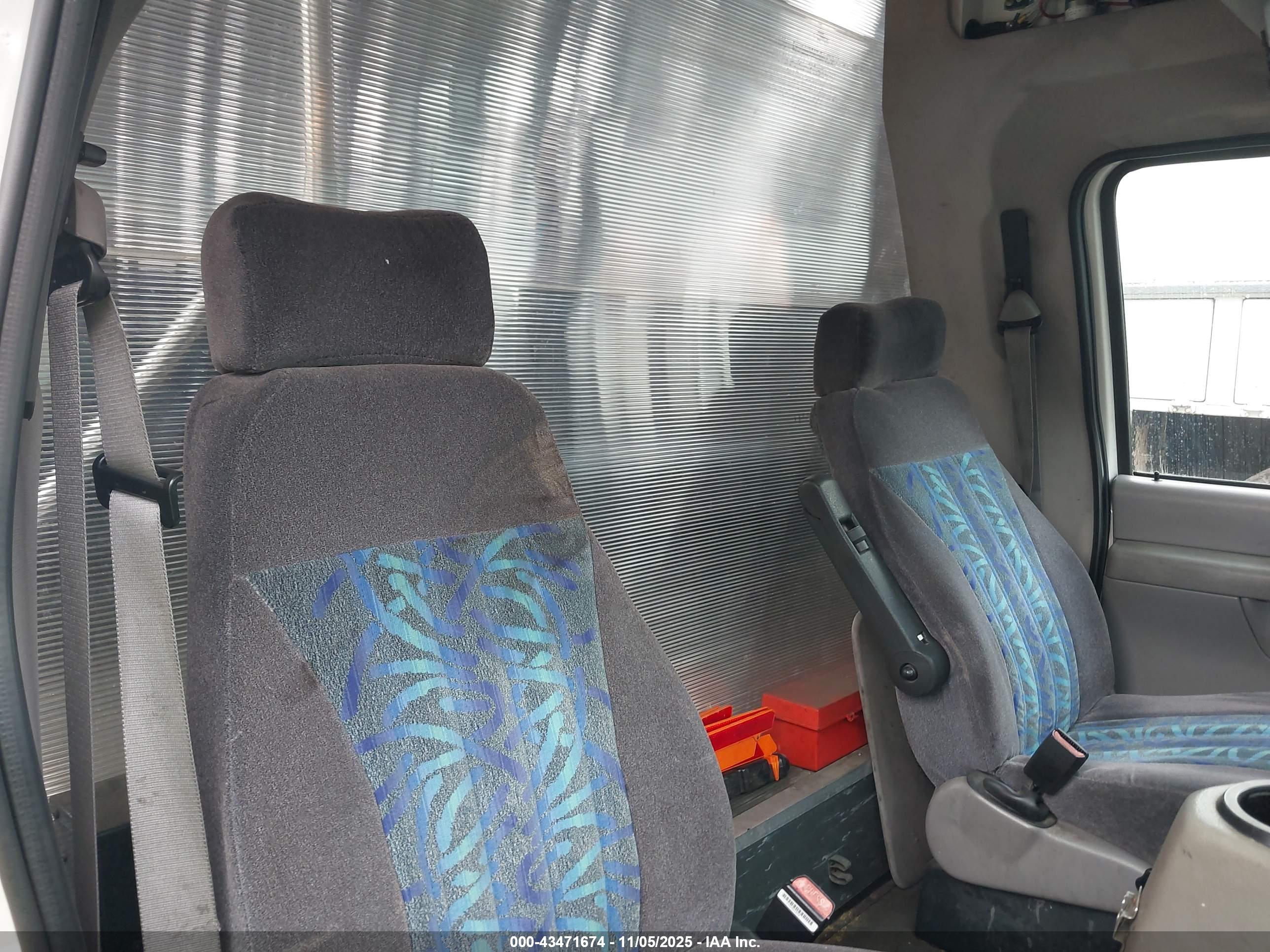 FORD E-450 image 7