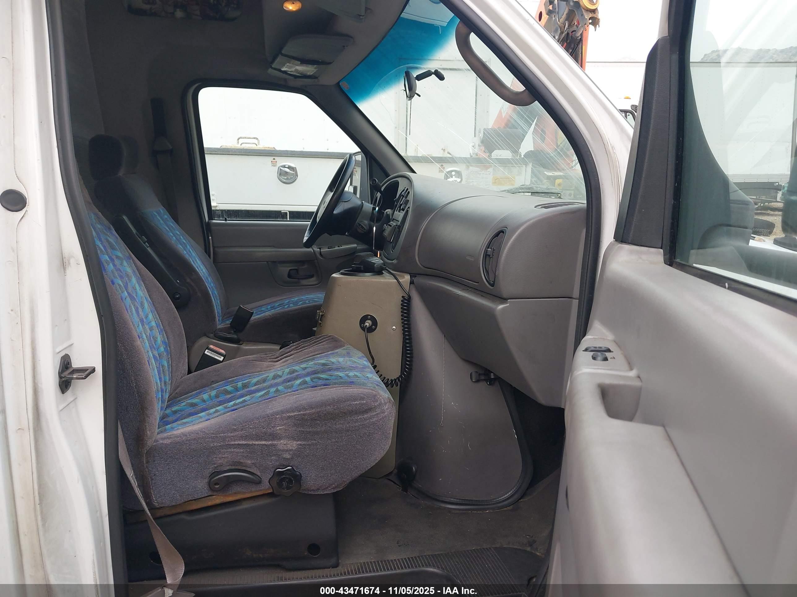 FORD E-450 image 8