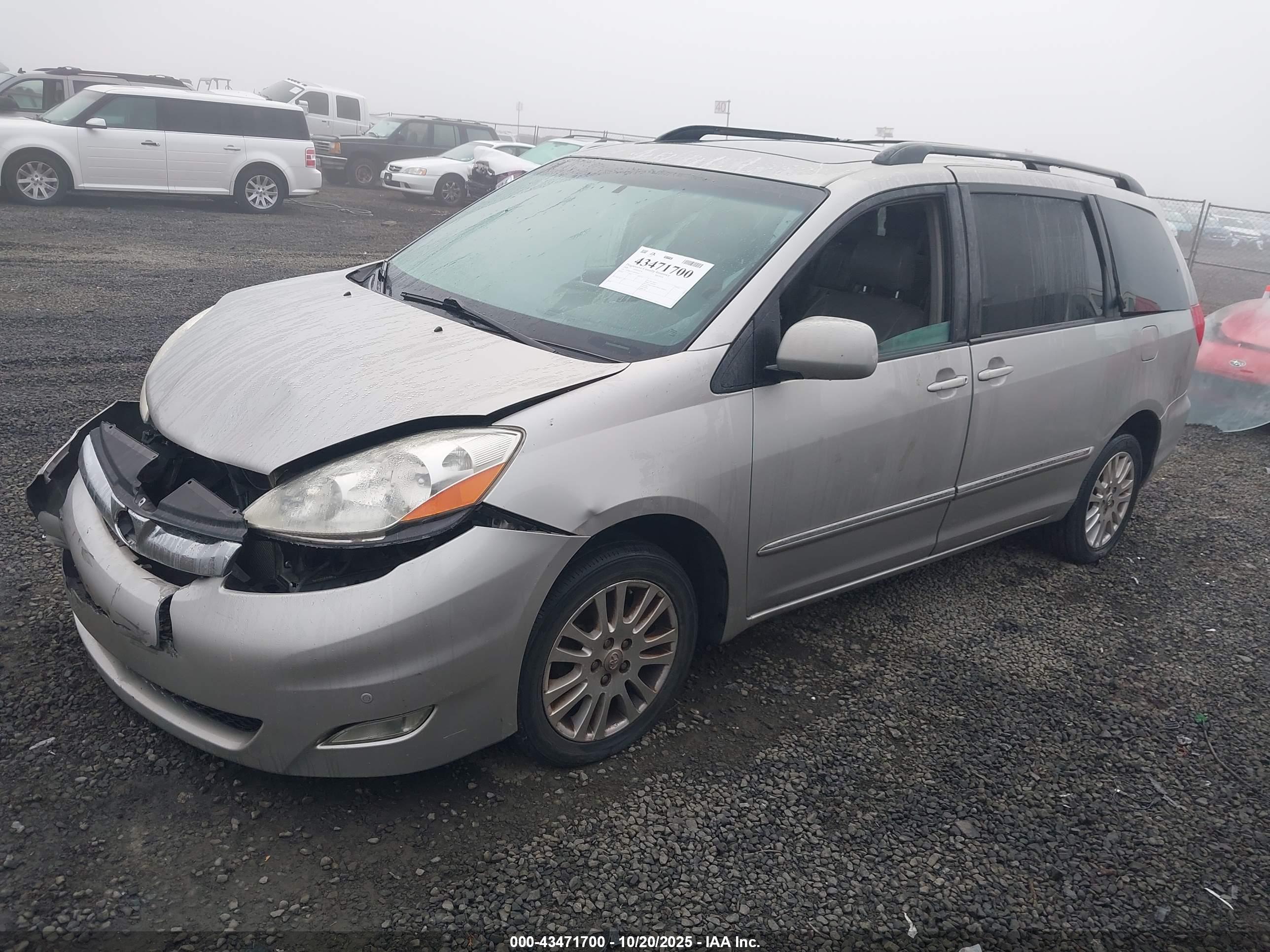 TOYOTA SIENNA image 2