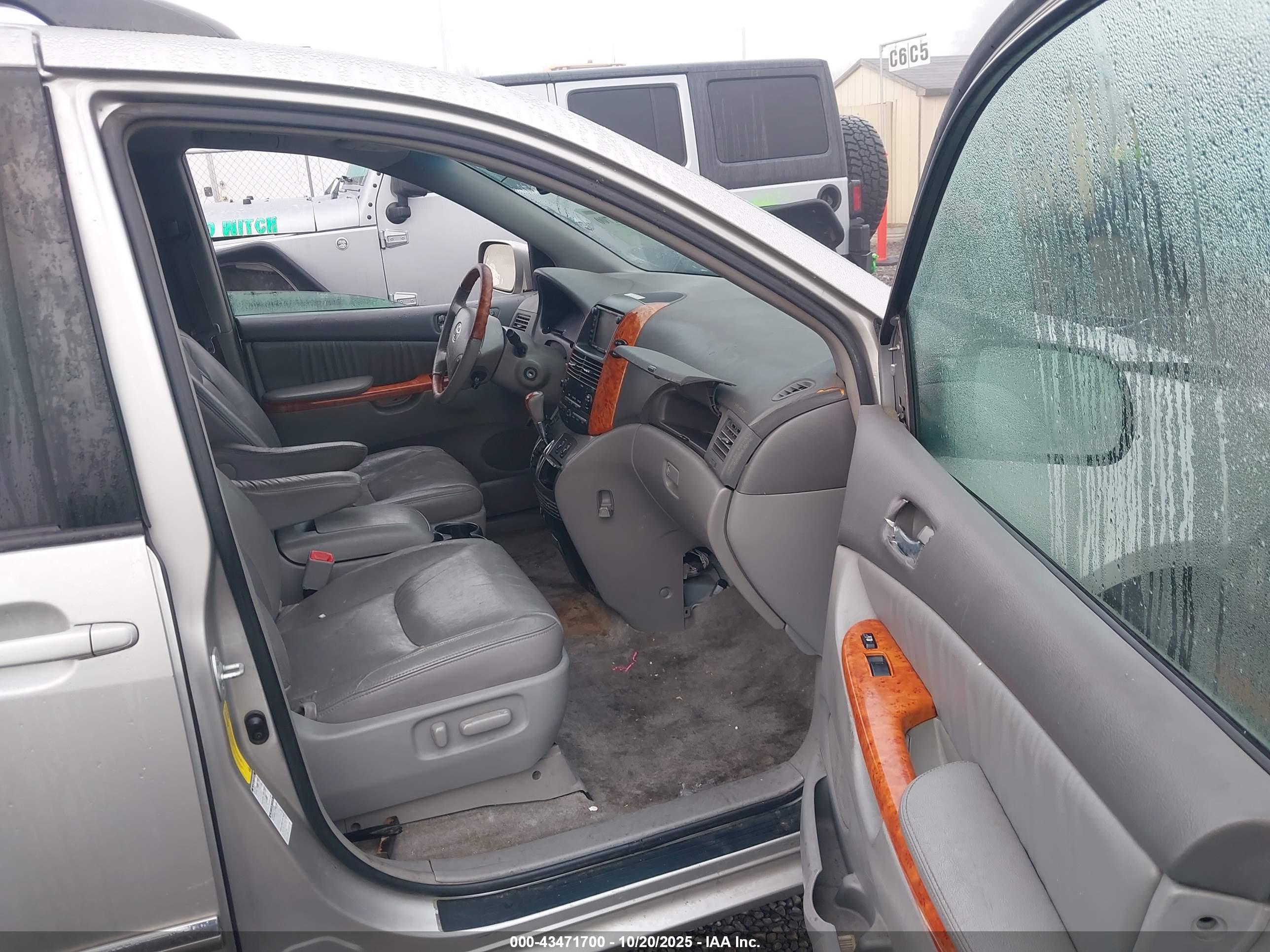 TOYOTA SIENNA image 5