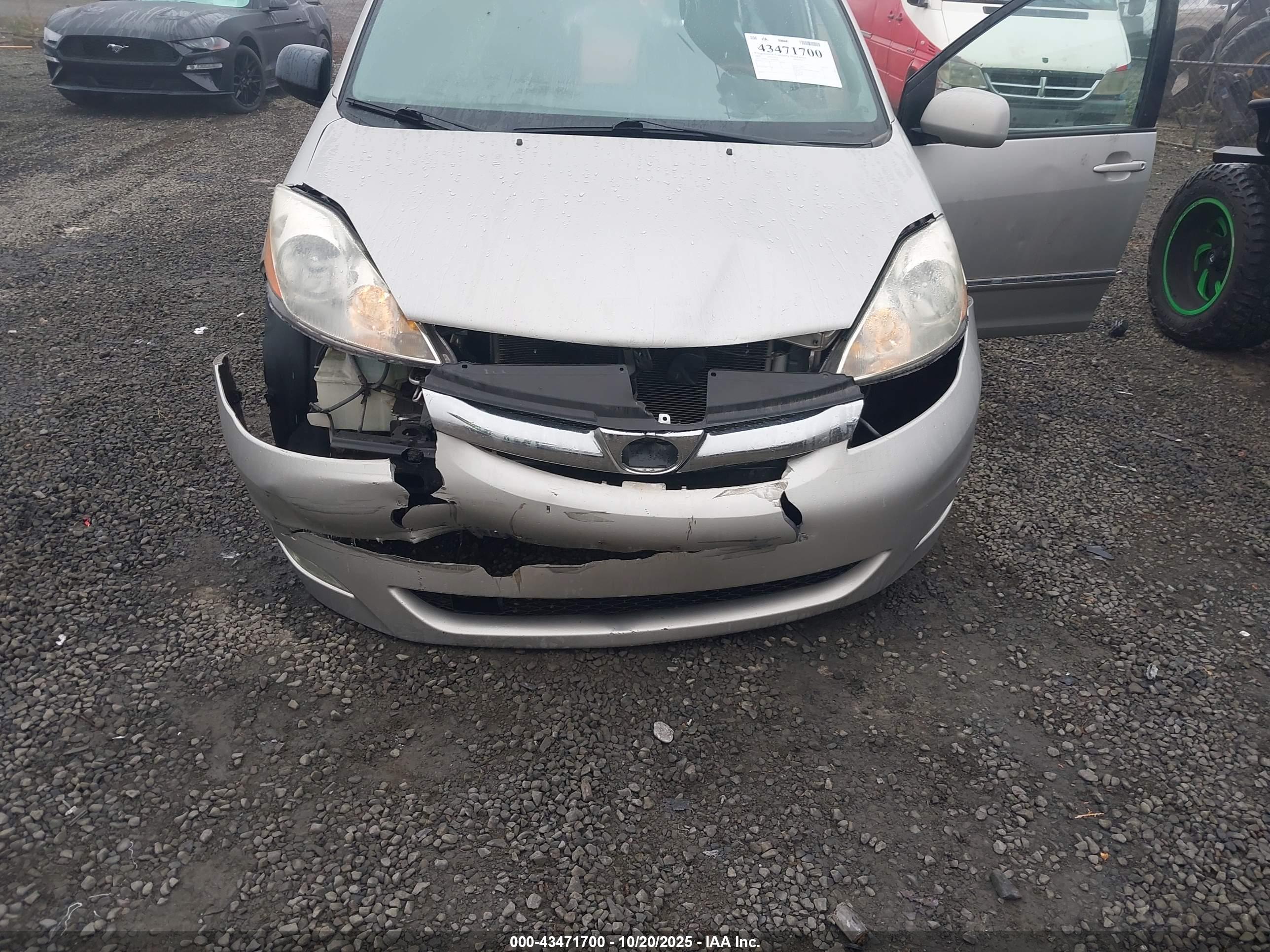 TOYOTA SIENNA image 6