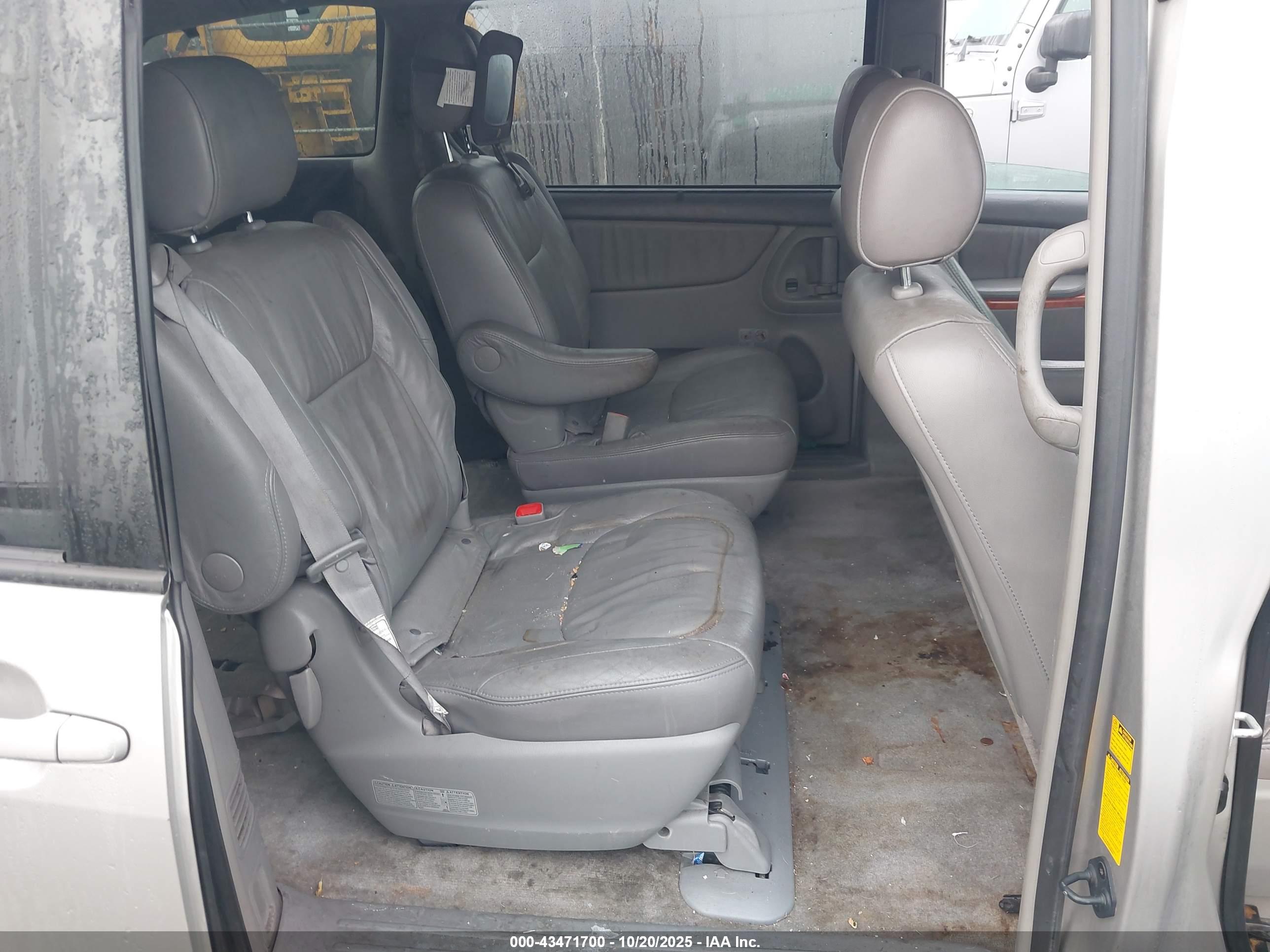 TOYOTA SIENNA image 8