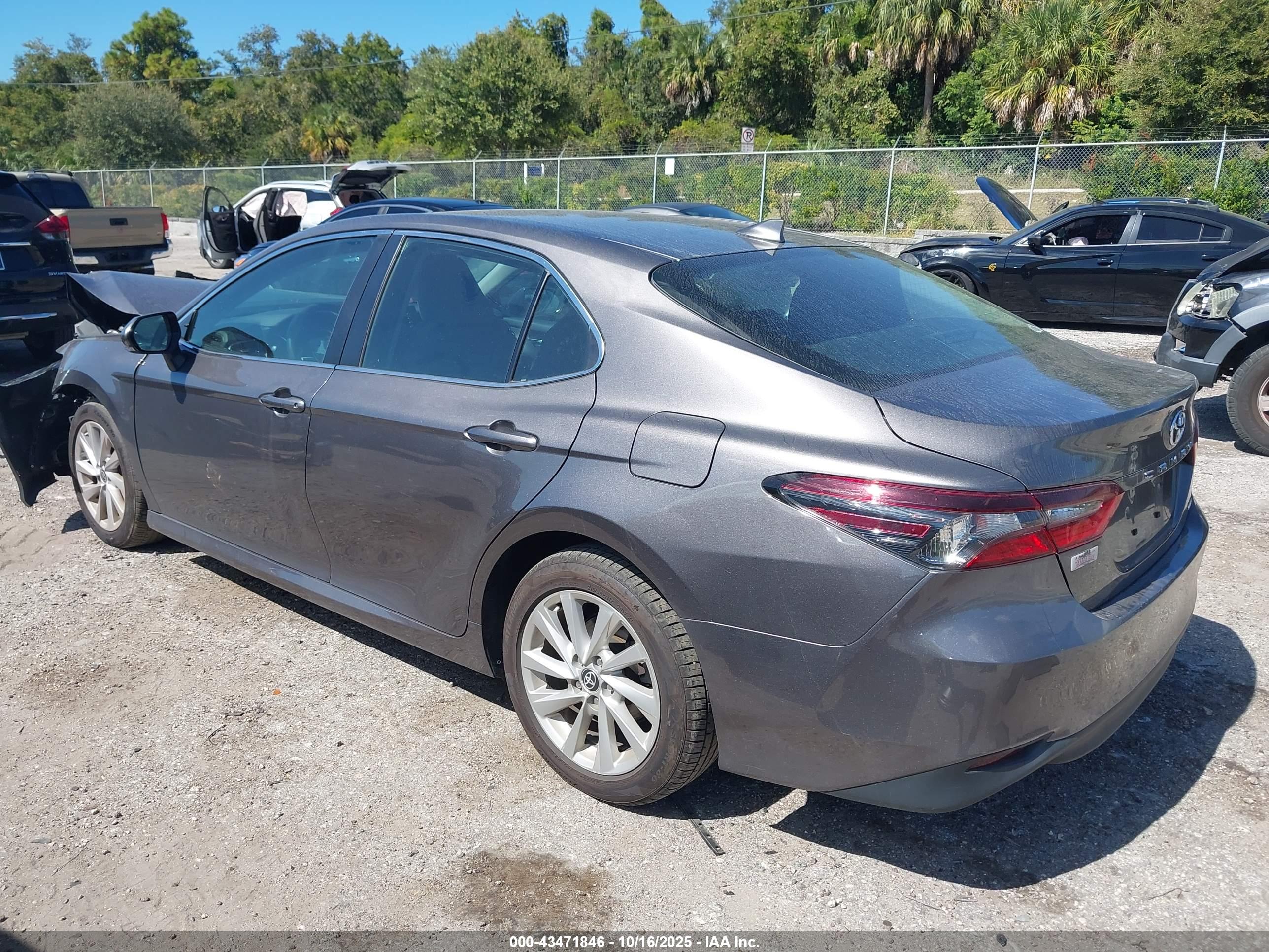 TOYOTA CAMRY image 3