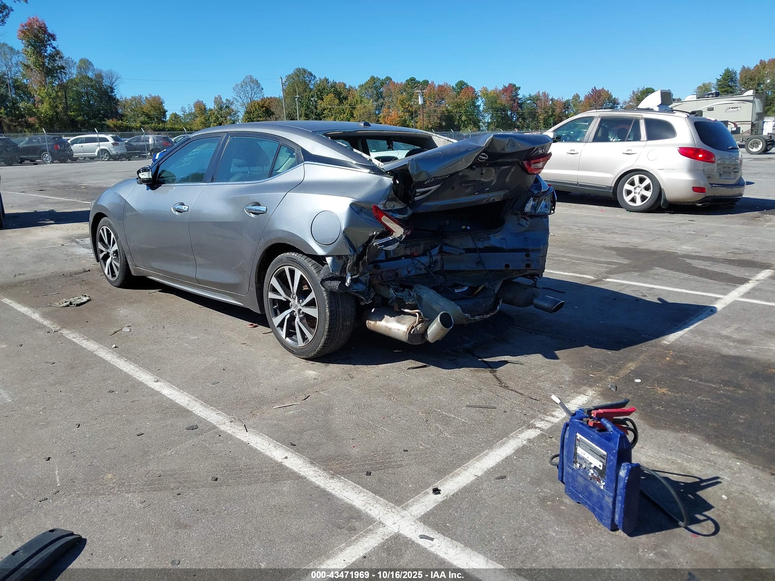 NISSAN MAXIMA image 3