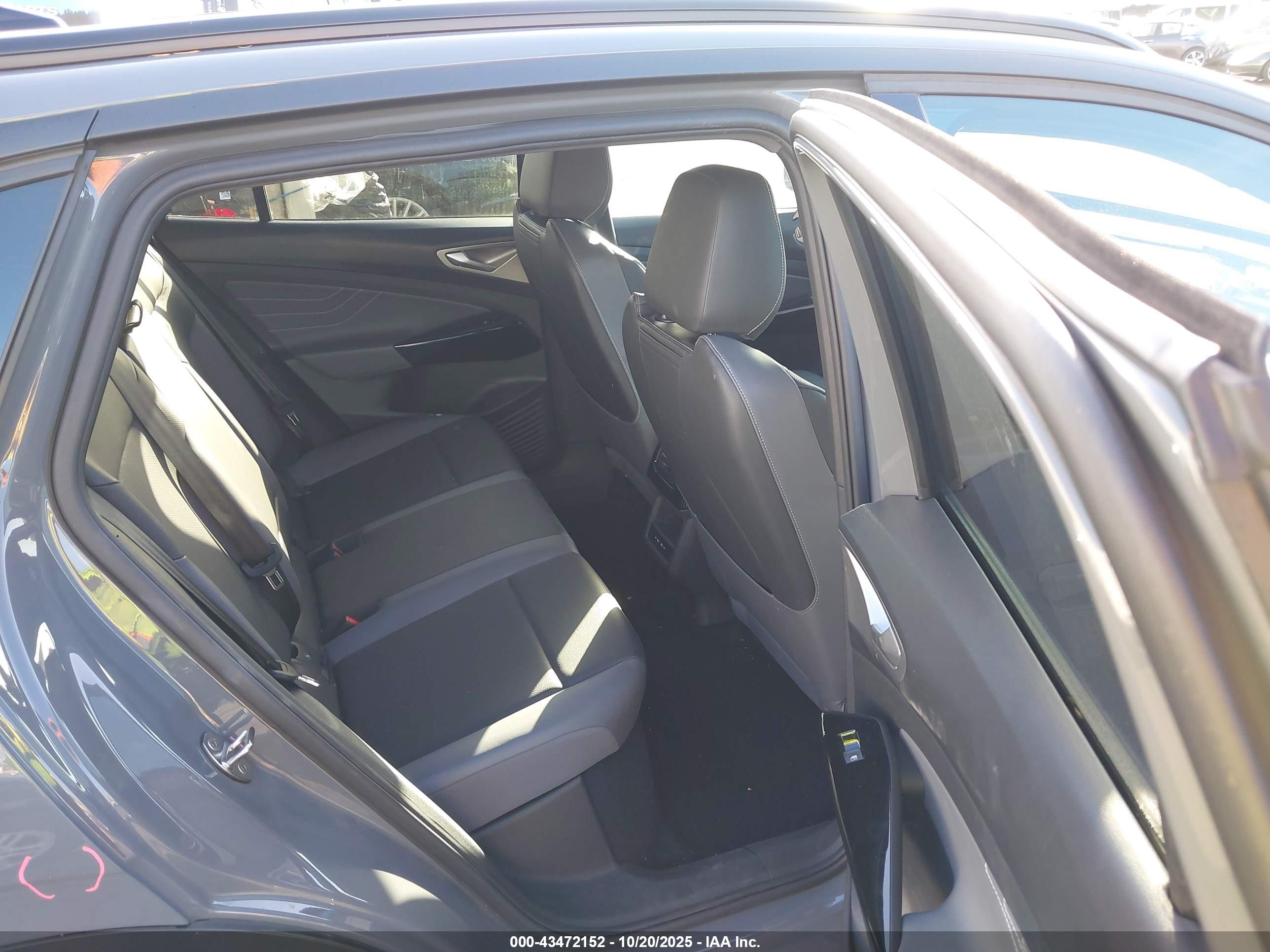 VOLKSWAGEN ID.4 image 8