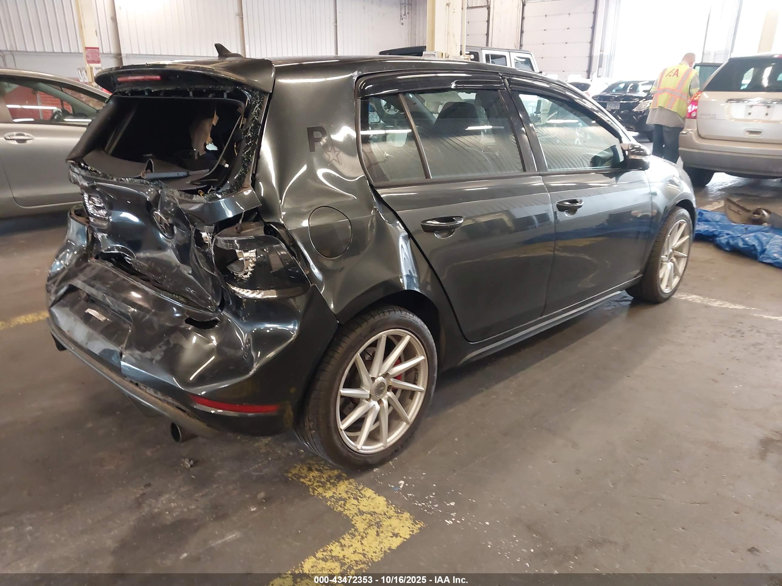 VOLKSWAGEN GTI image 4