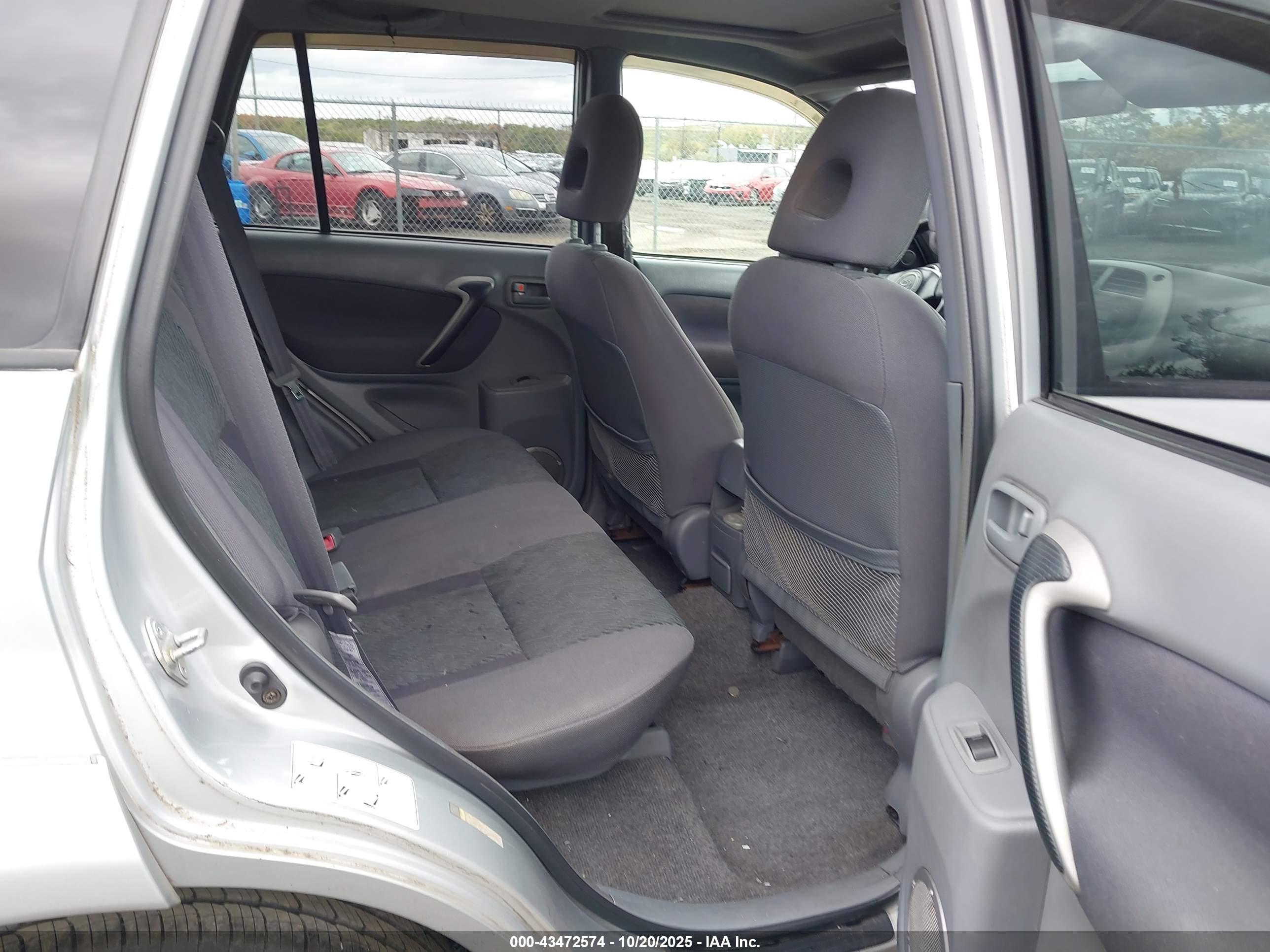 TOYOTA RAV4 image 8
