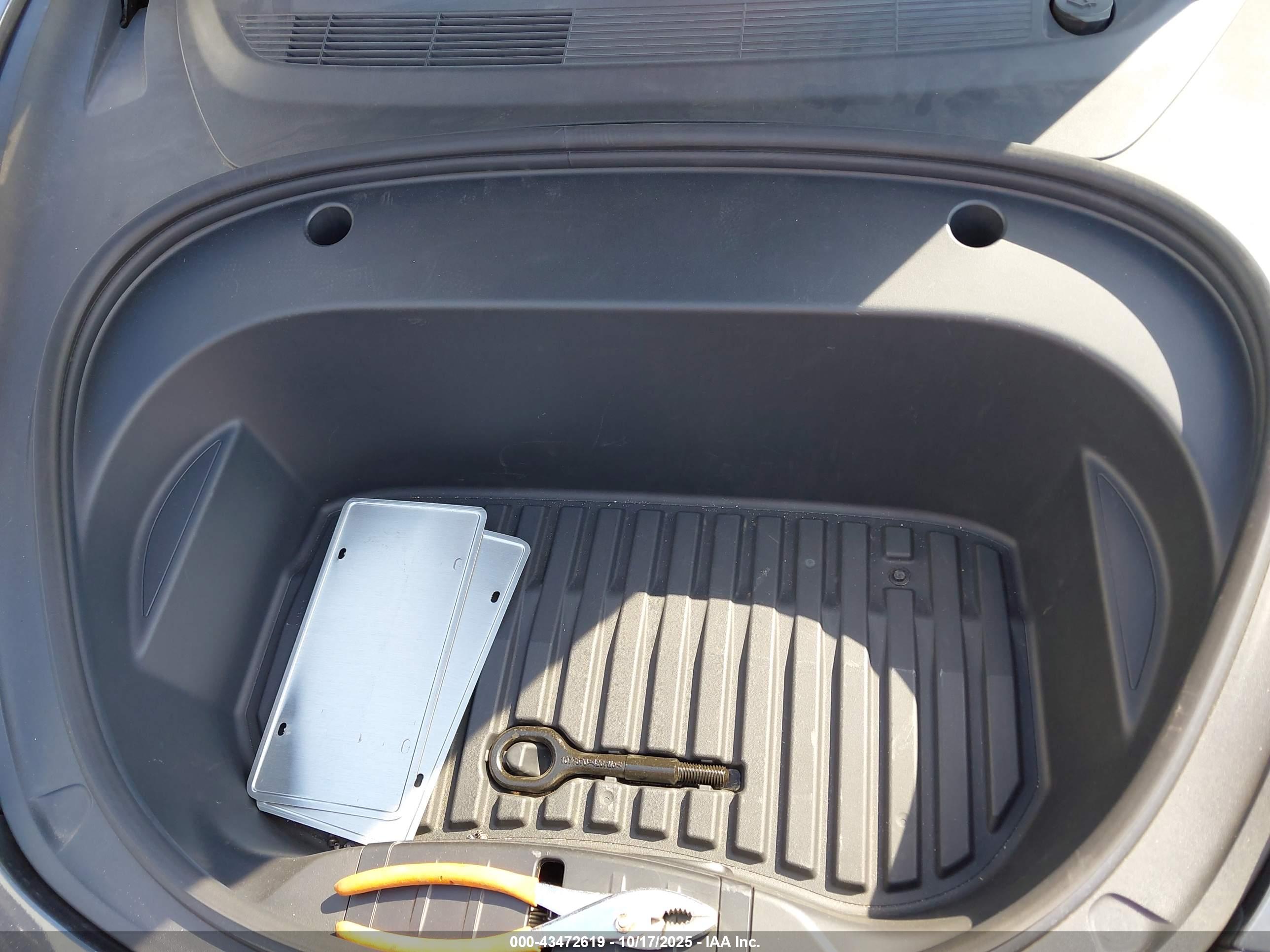 TESLA MODEL image 10
