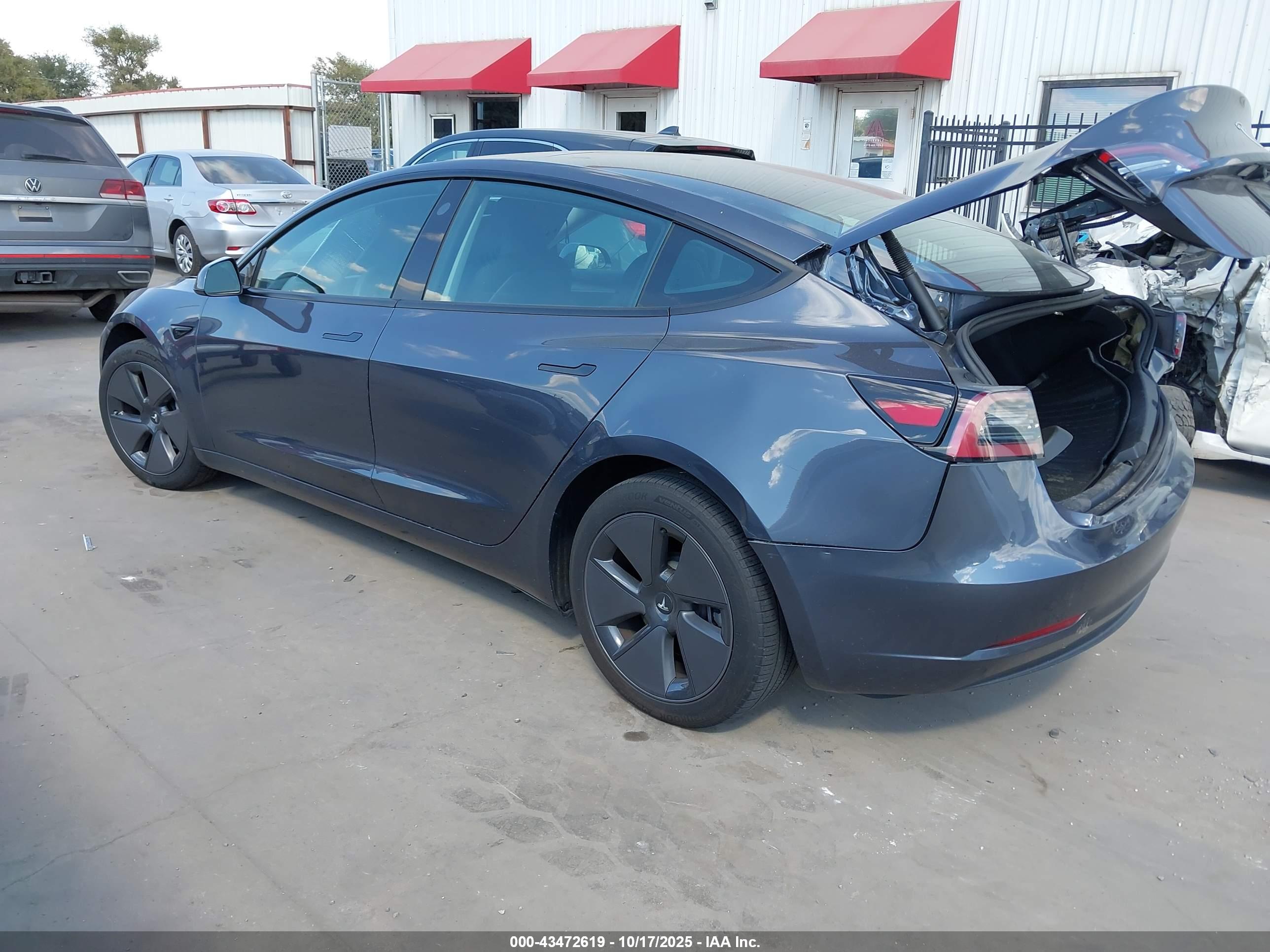 TESLA MODEL image 3