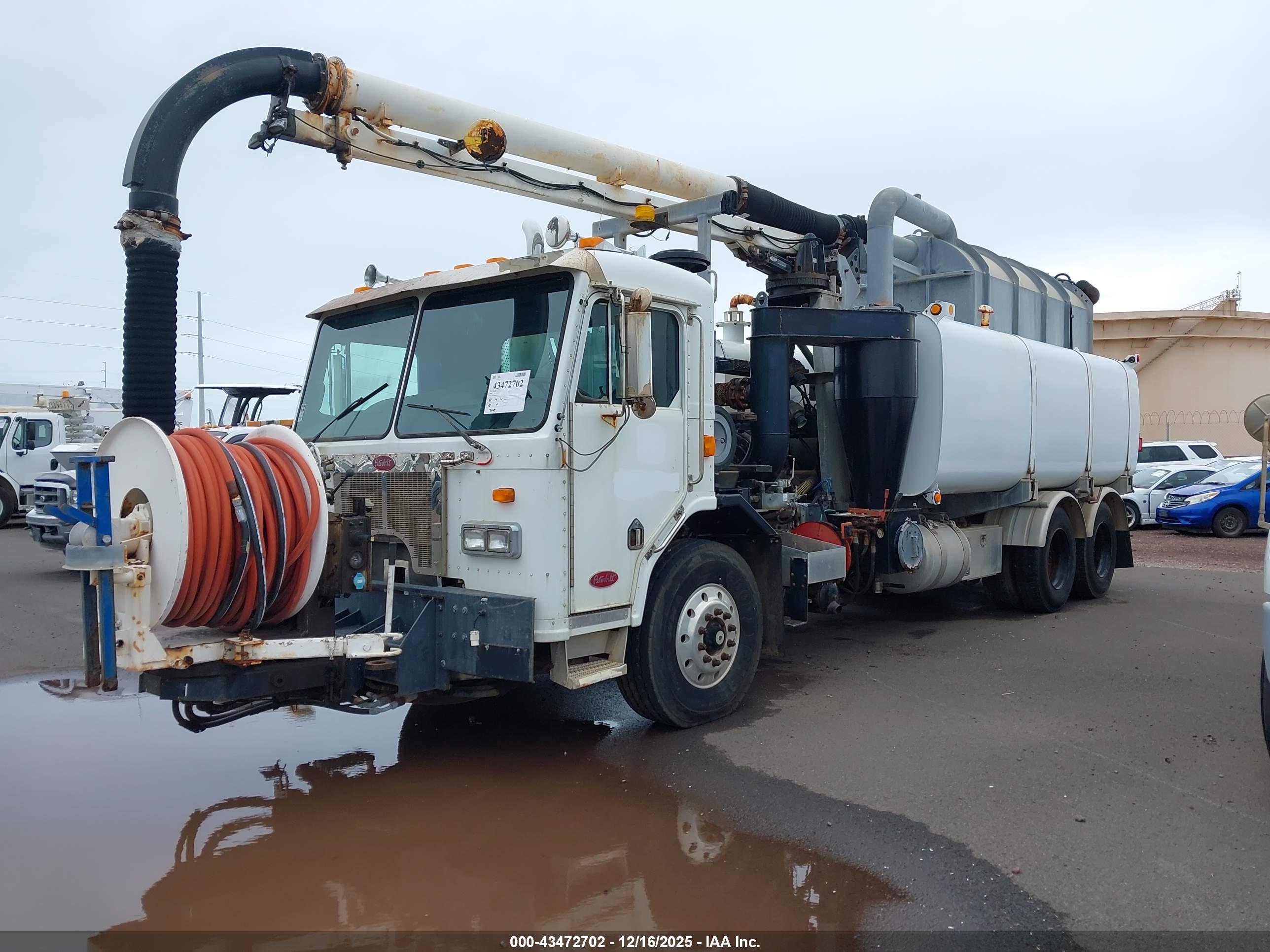 PETERBILT 320 image 2