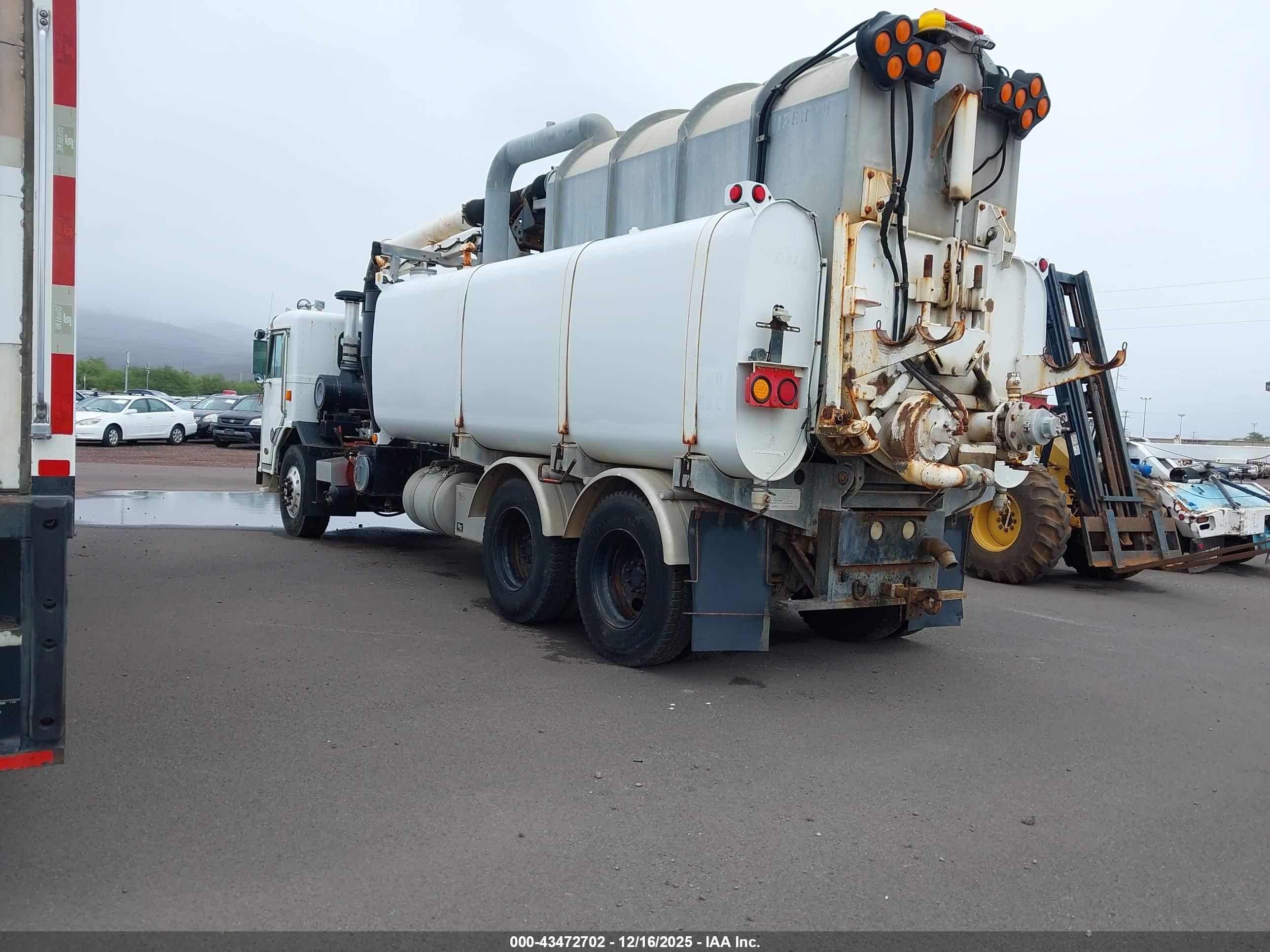 PETERBILT 320 image 3