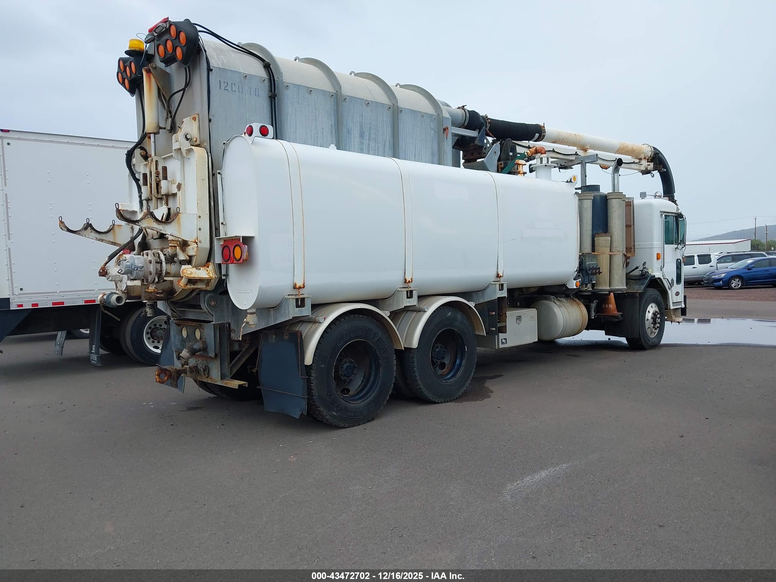PETERBILT 320 image 4