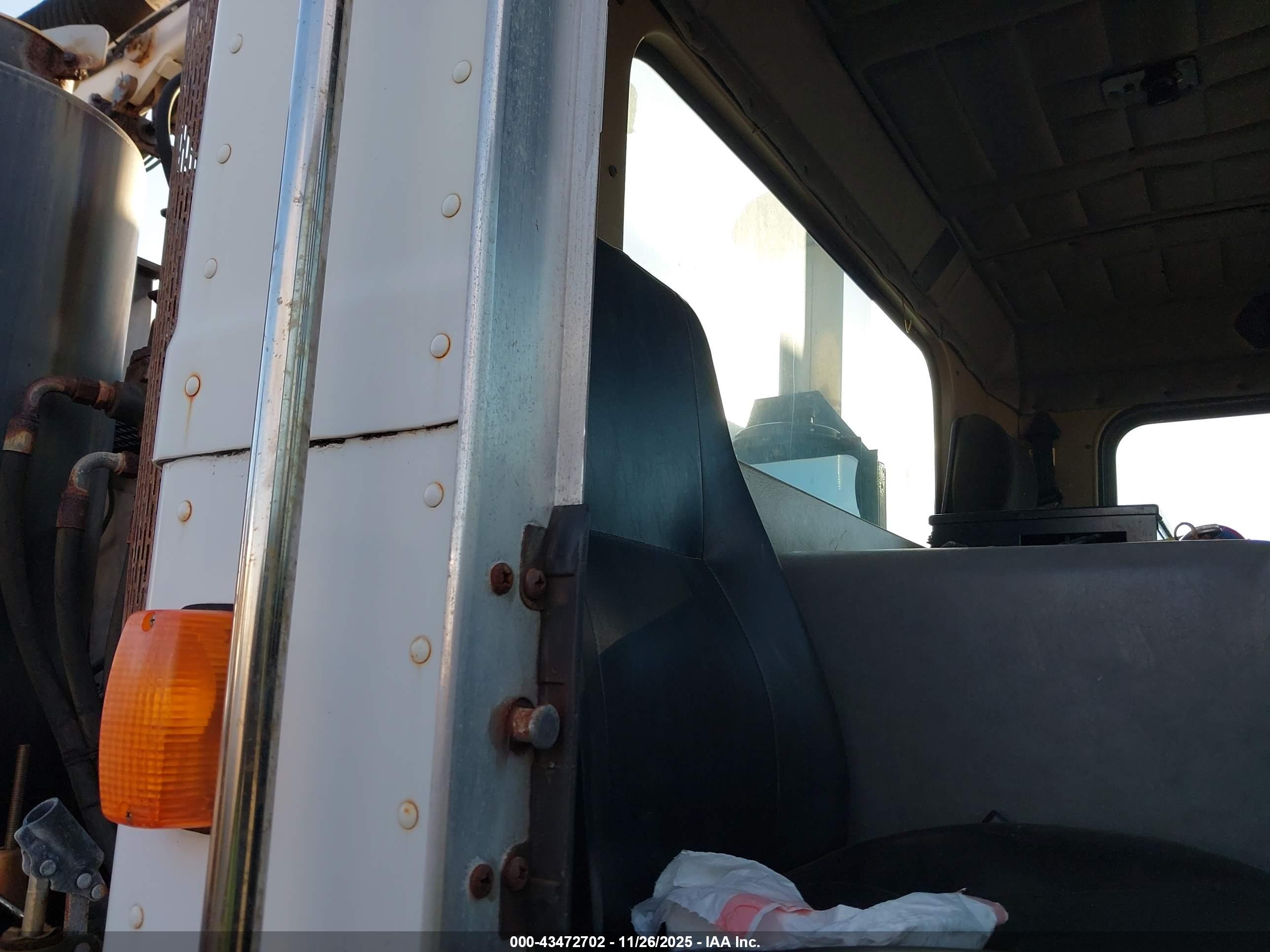 PETERBILT 320 image 7