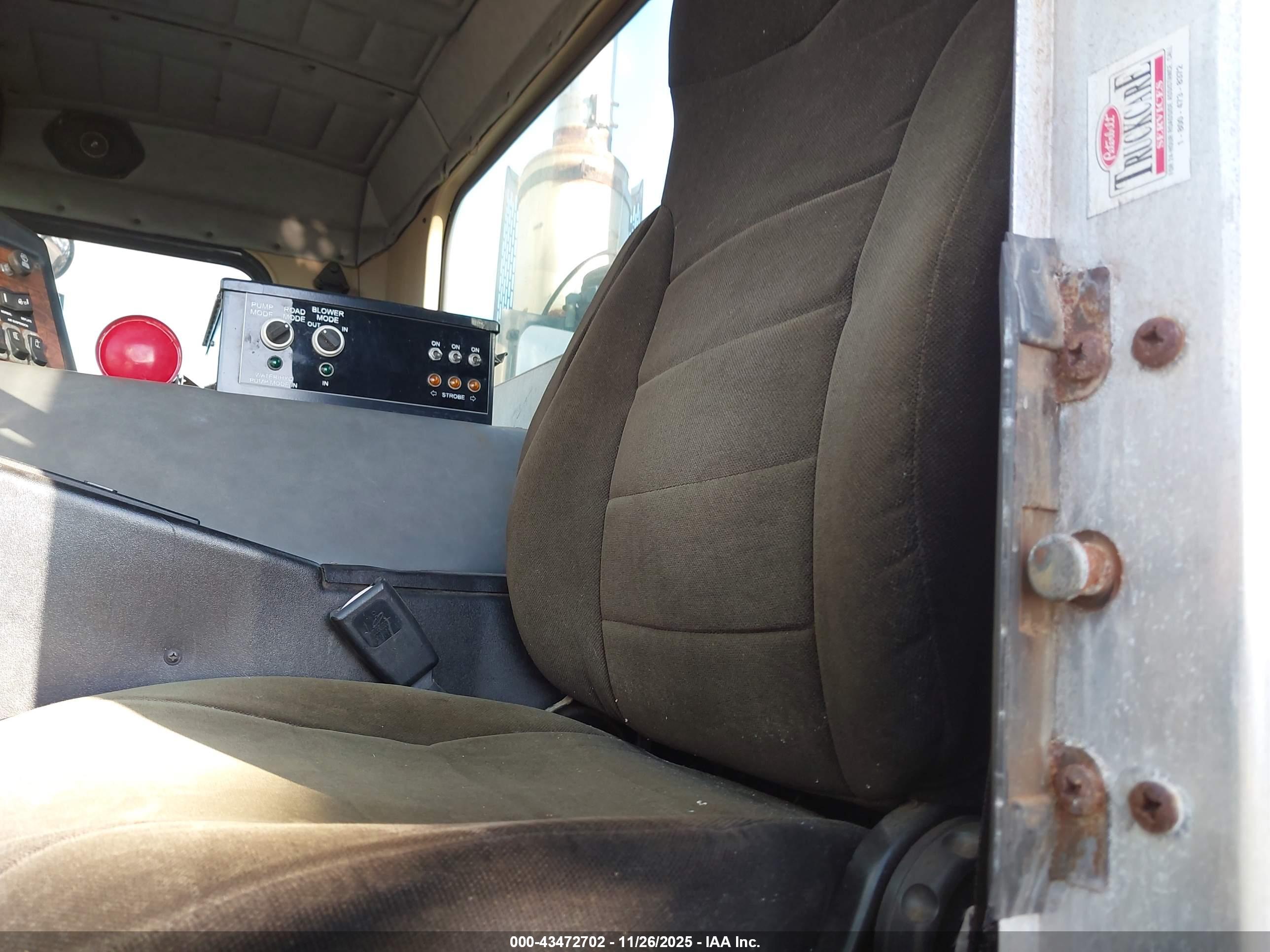 PETERBILT 320 image 8