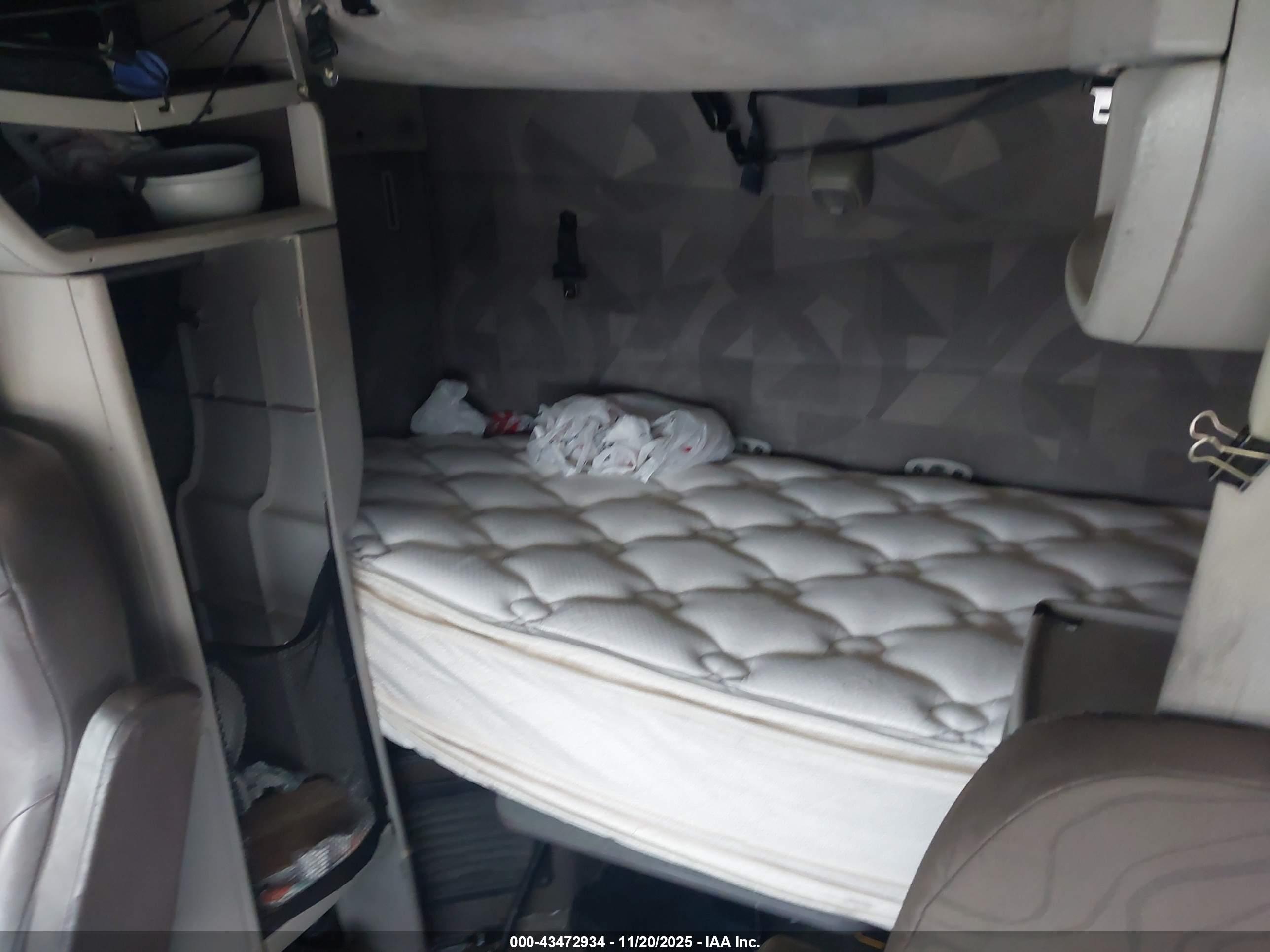 VOLVO VN image 7