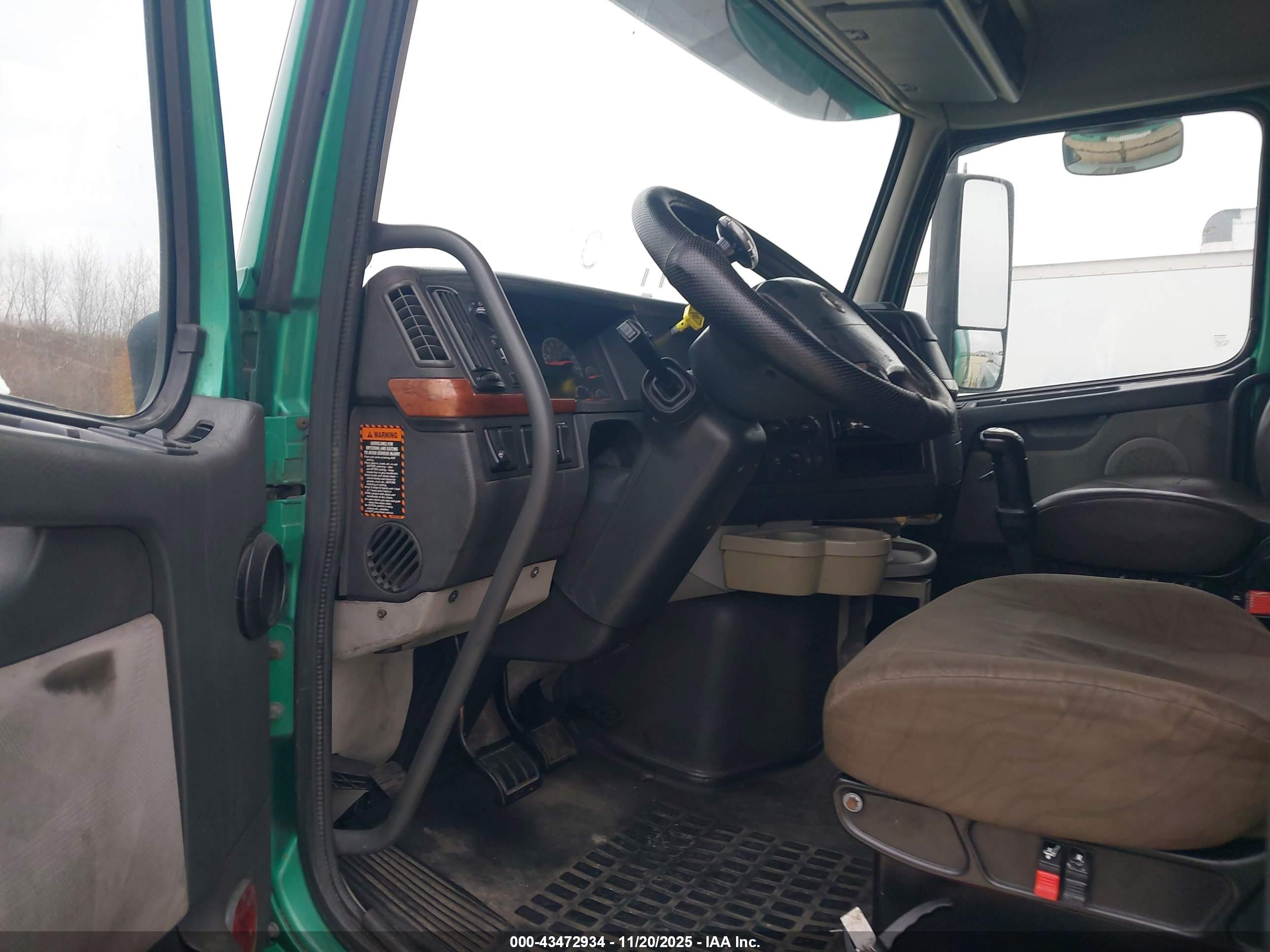 VOLVO VN image 8