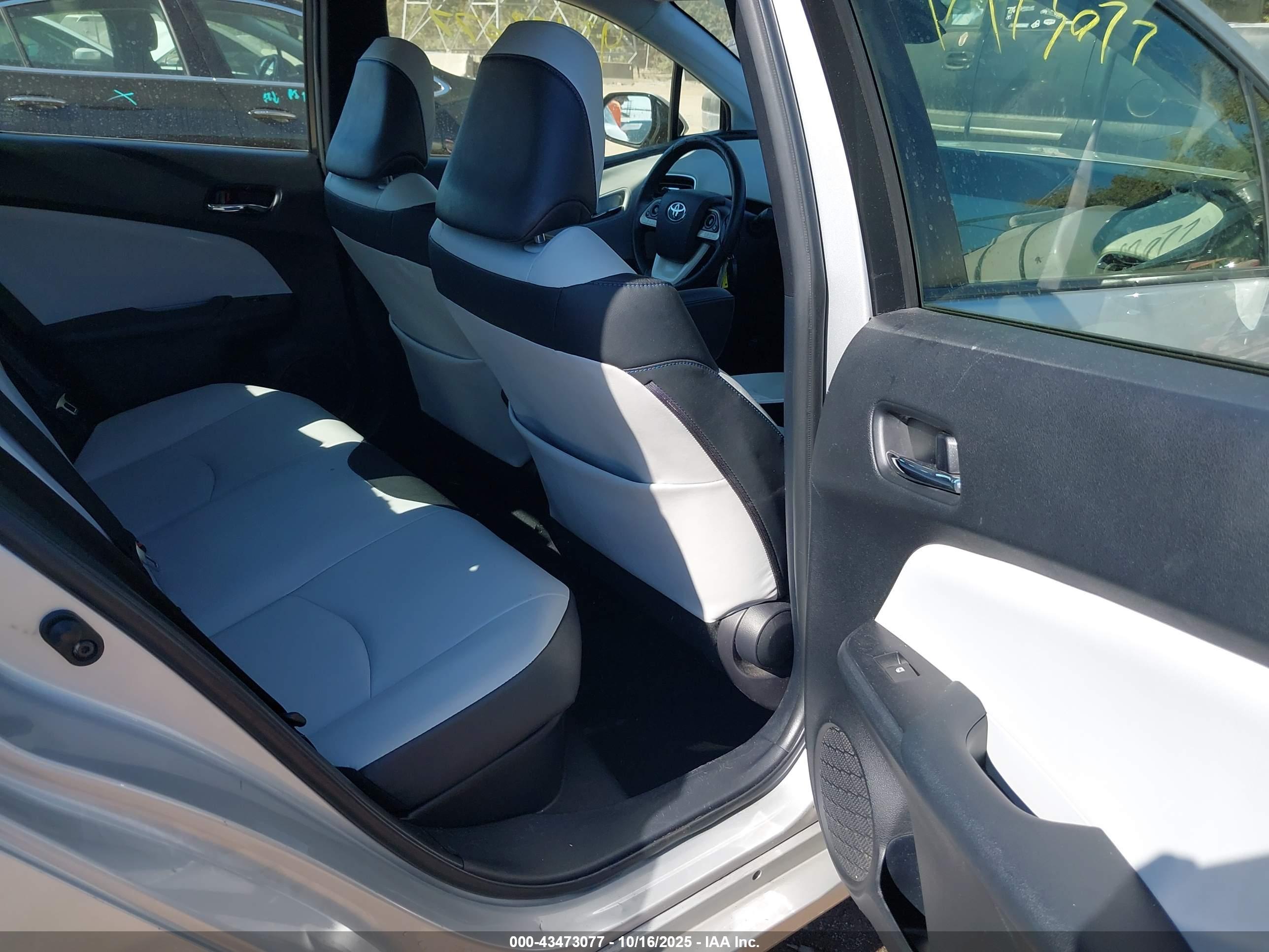 TOYOTA PRIUS image 8