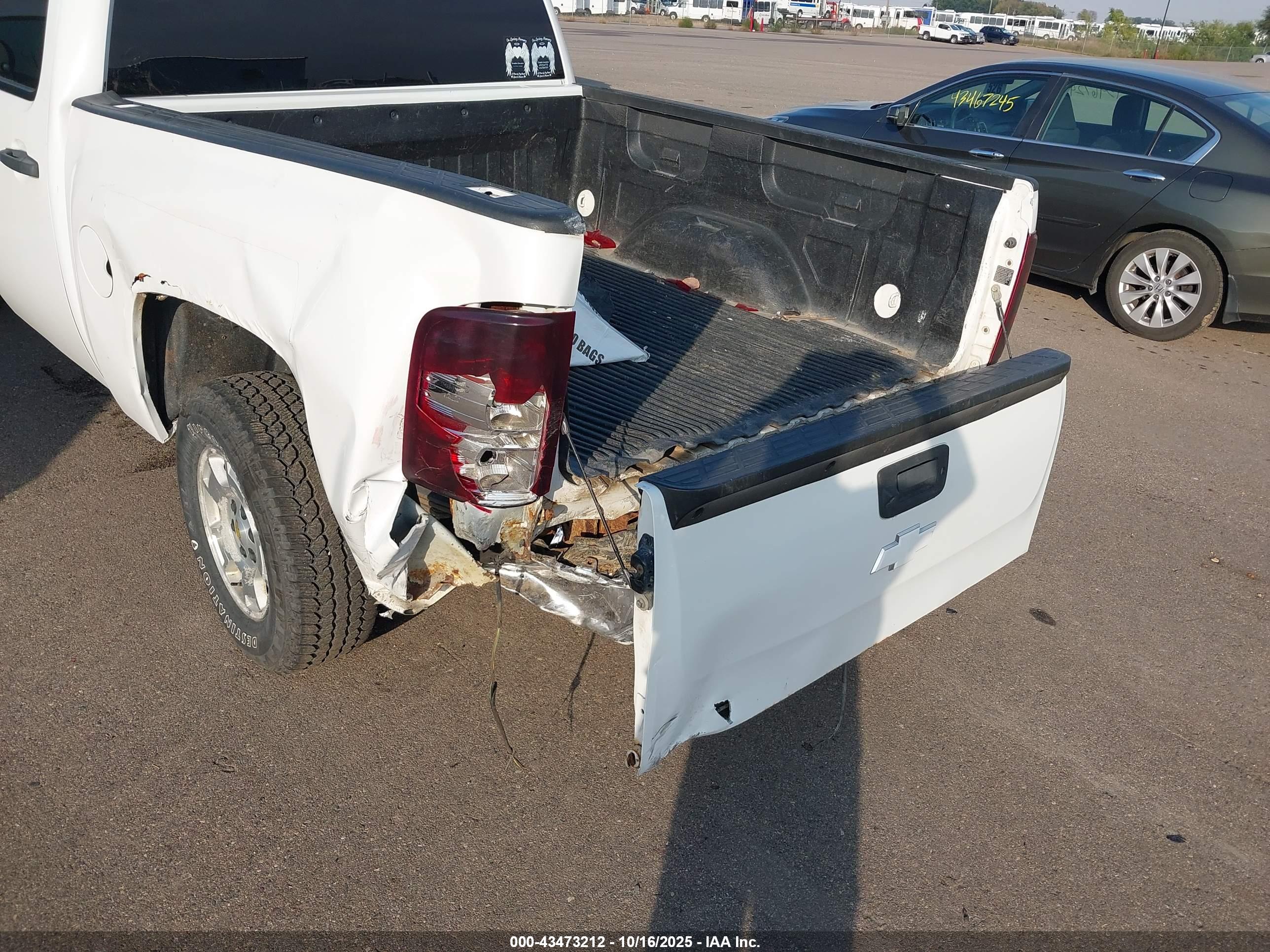 CHEVROLET SILVERADO image 6