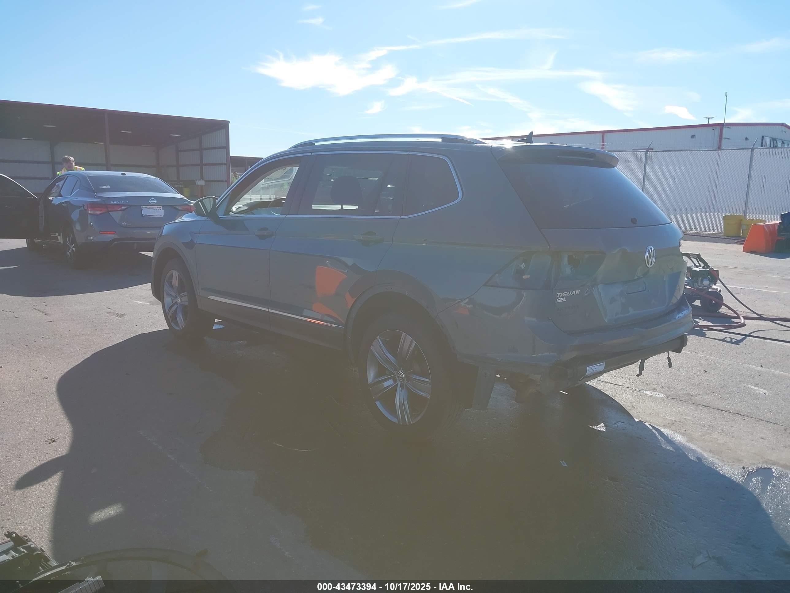 VOLKSWAGEN TIGUAN image 3