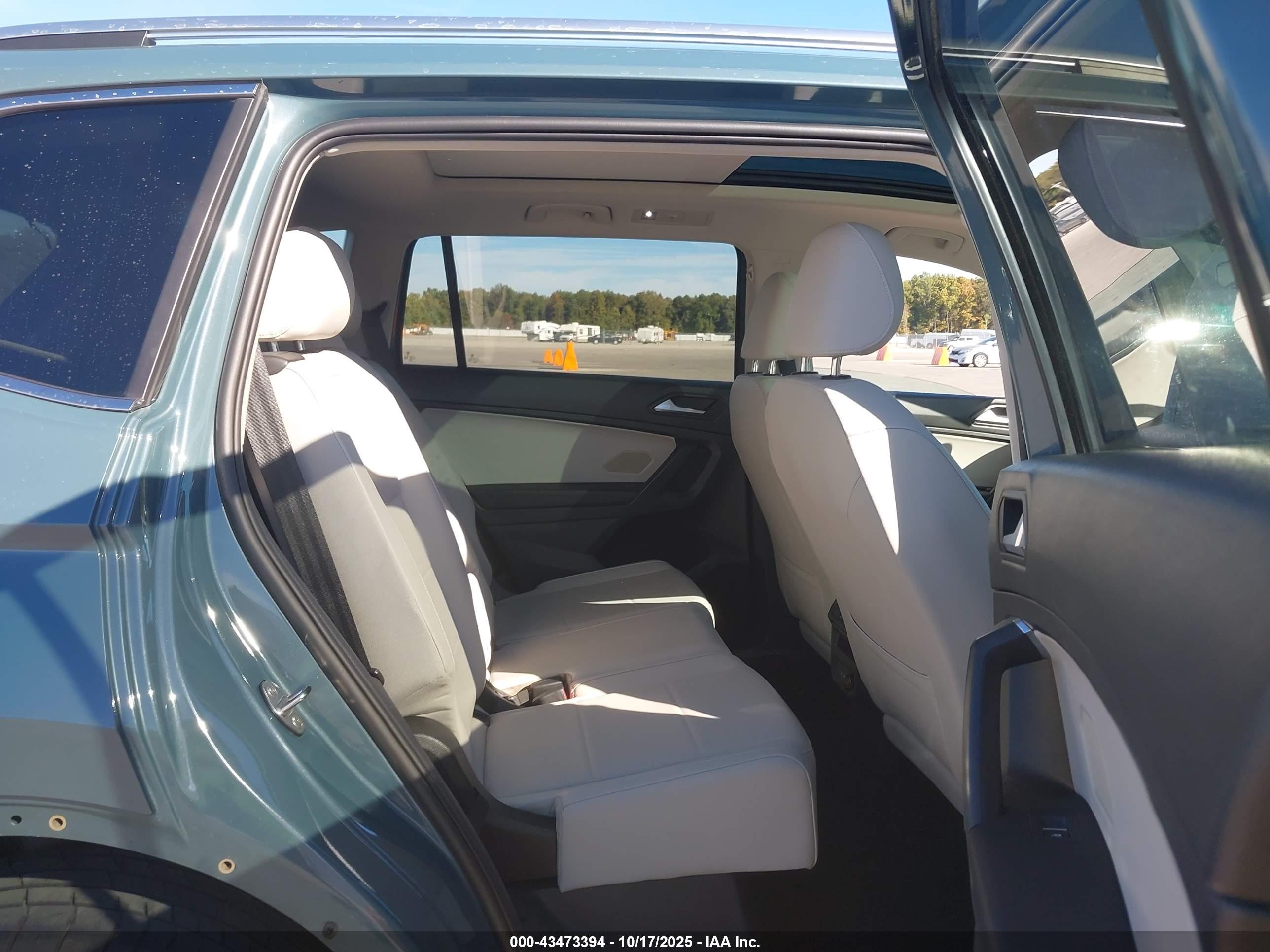 VOLKSWAGEN TIGUAN image 8