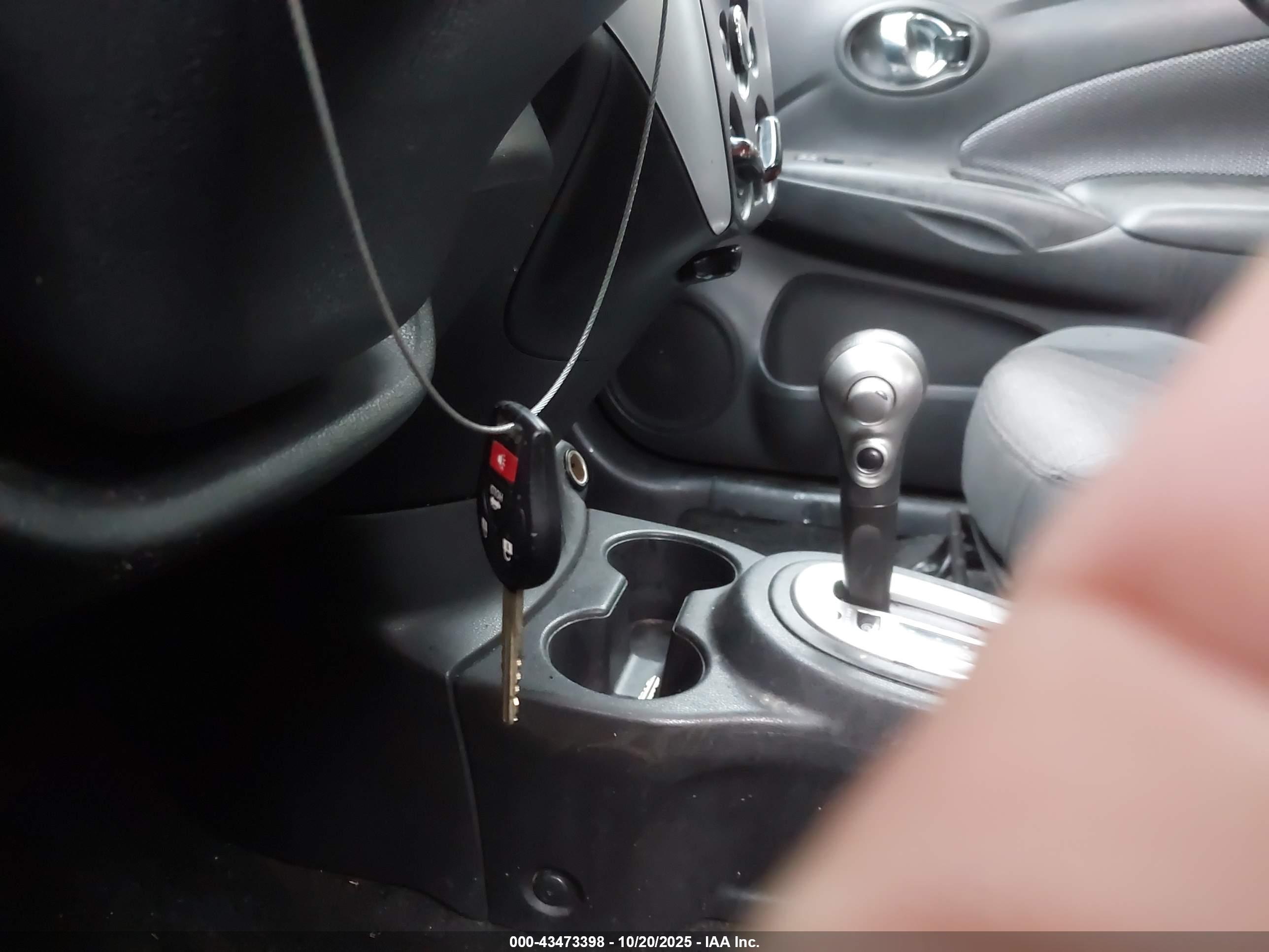 NISSAN VERSA image 11