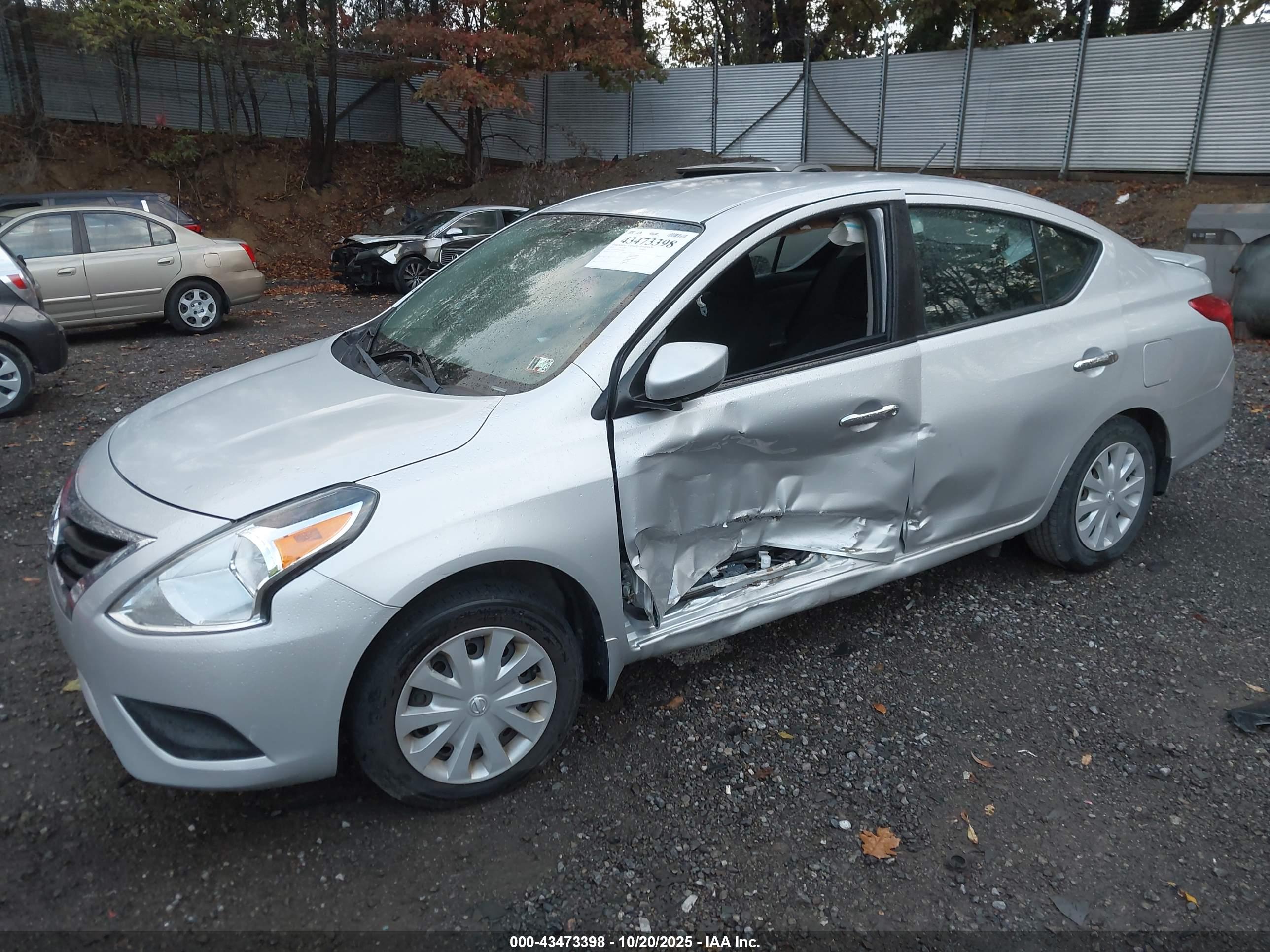 NISSAN VERSA image 2