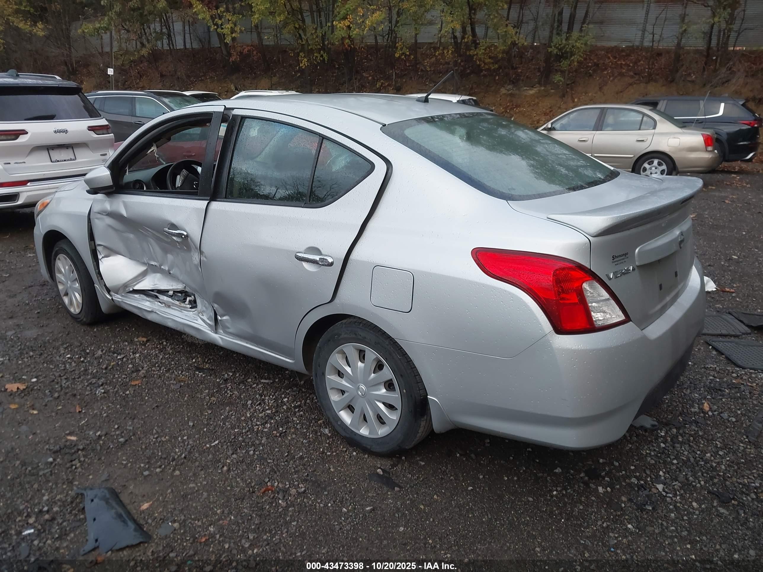 NISSAN VERSA image 3